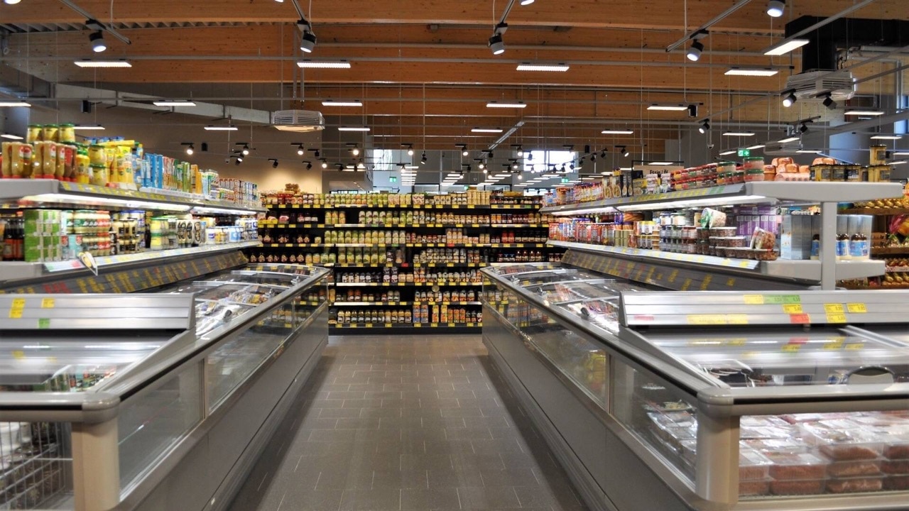 Gang zwischen zwei freistehenden Tiefkühltruhen.