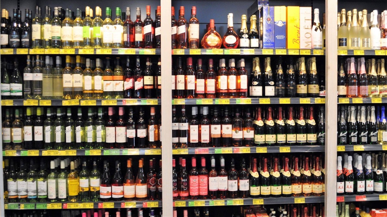 Regal mit Weißwein, Sekt und Champagner.