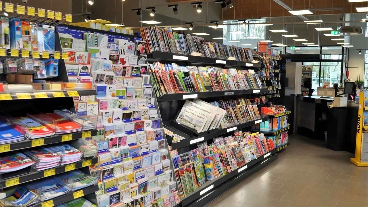 Regal mit Zeitschriften und Grußkarten in Kassennähe.