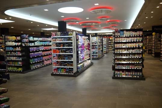 Gänge mit großen, rot leuchtenden Deckenlampen.