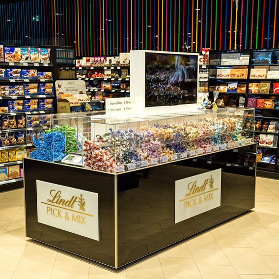 Großer Aufsteller mit verschiedenen Schokoladen-Kugeln der Marke Lindt.