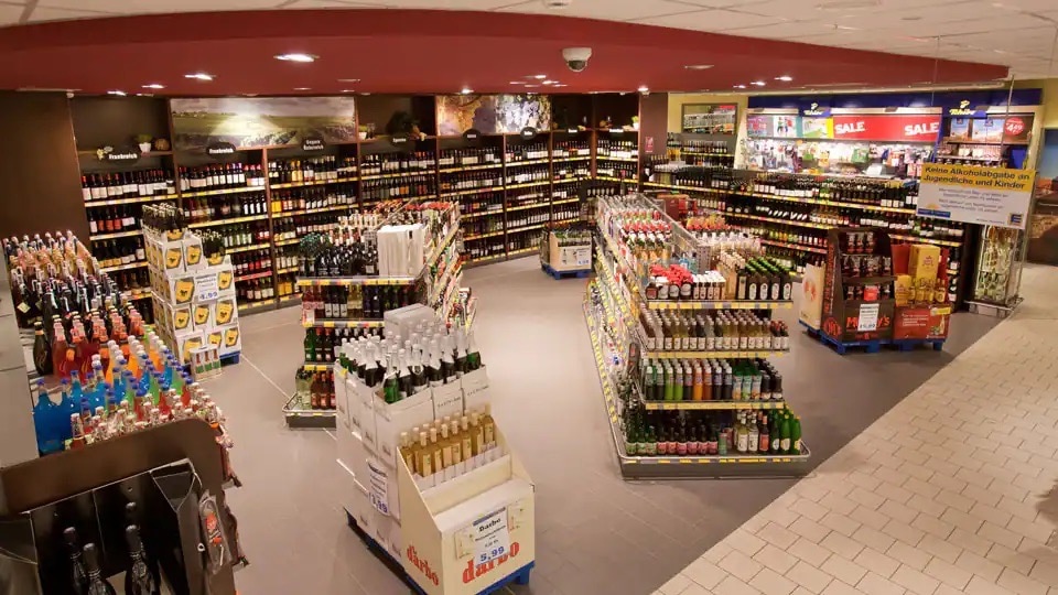 Freistehende Aufsteller auf einer Verkaufsfläche bei EDEKA.