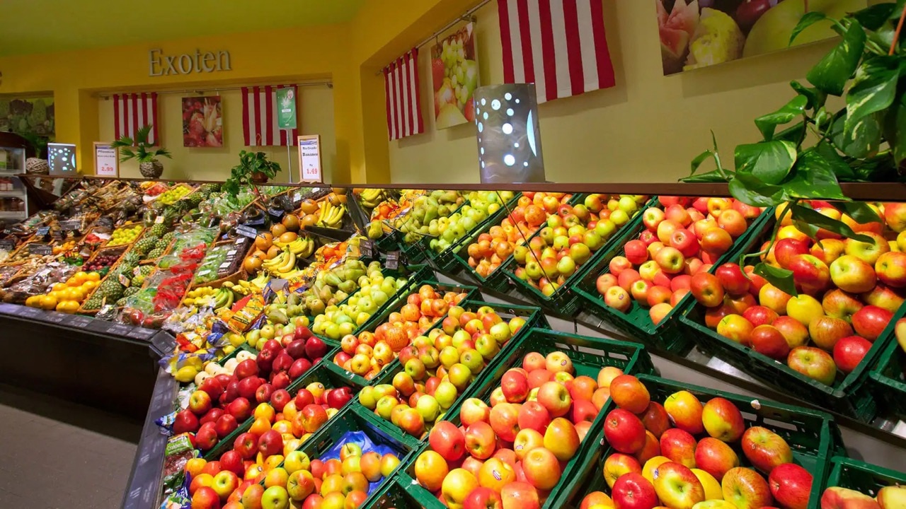 Verschiedene Apfelsorten in der Obstabteilung.