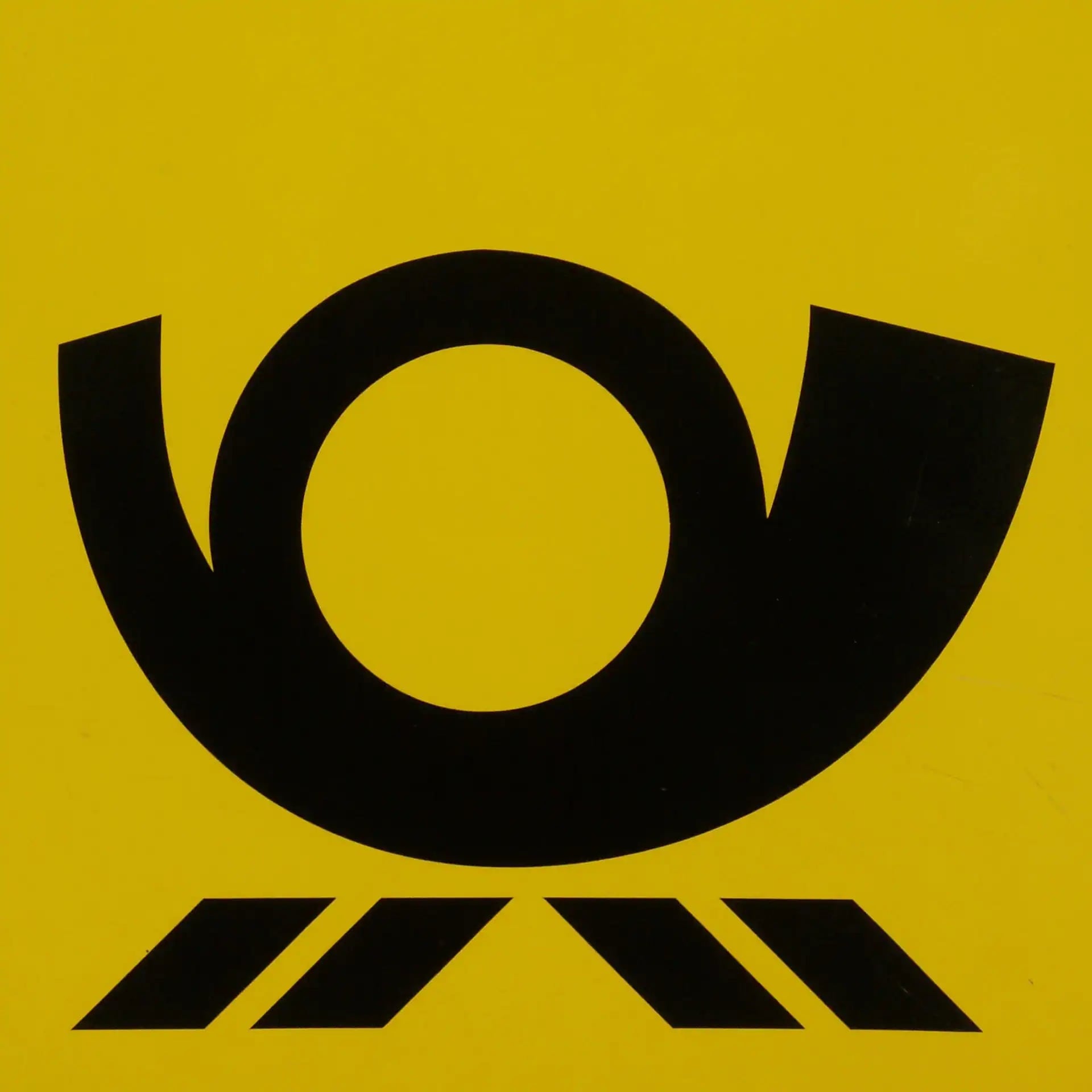 Logo der Deutschen Post. Ein schwarzes Horn auf gelbem Grund.