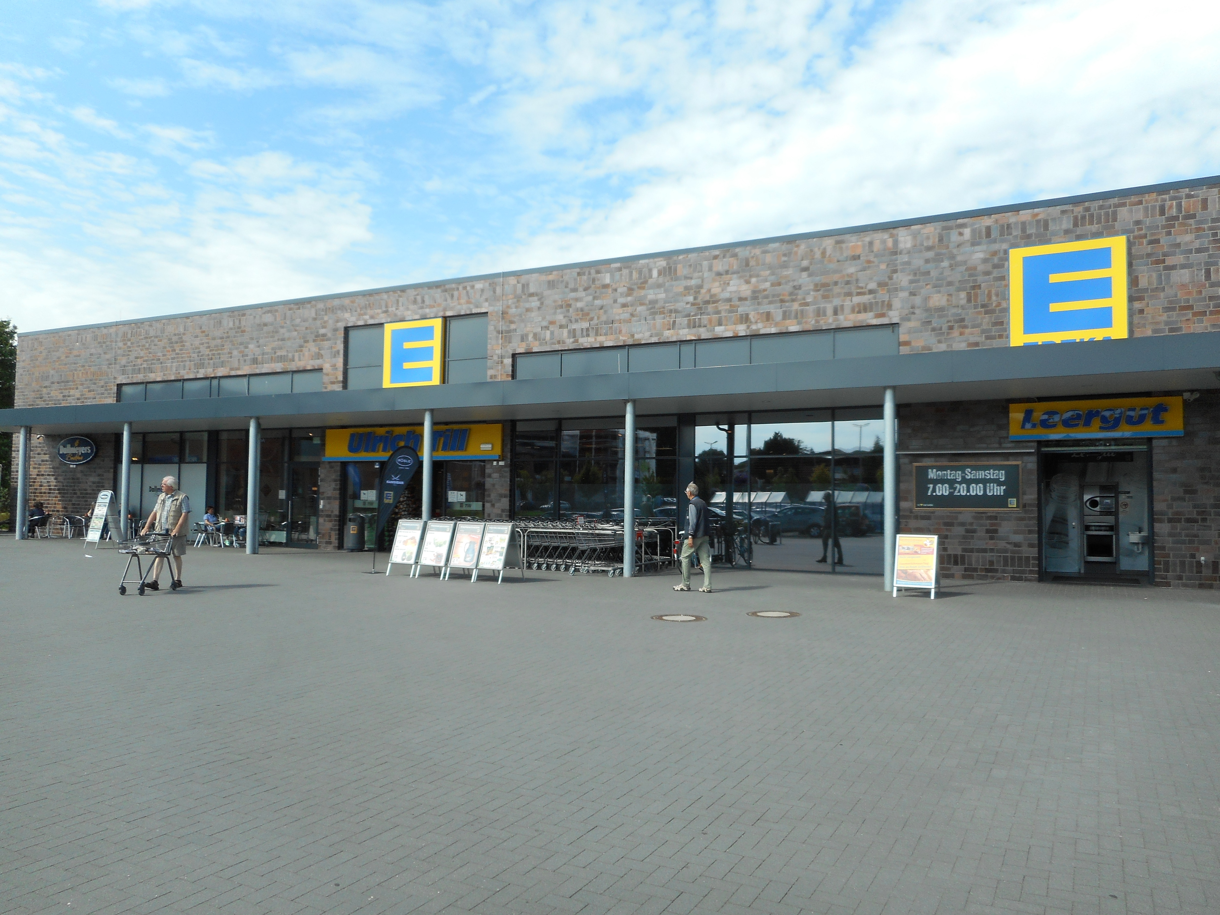 Fassade mit Eingang des EDEKA-Marktes Ulrich Till.