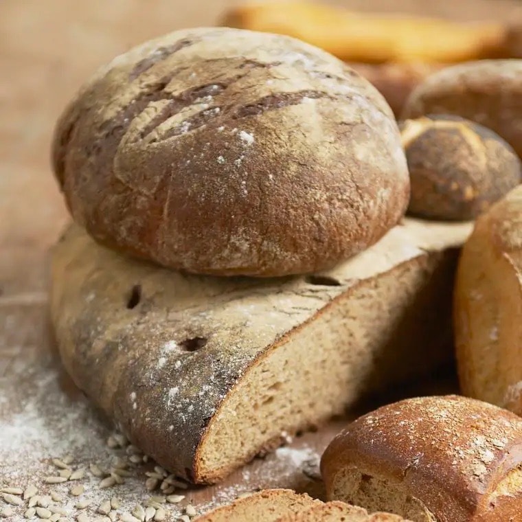 Zwei Laib Graubrot.