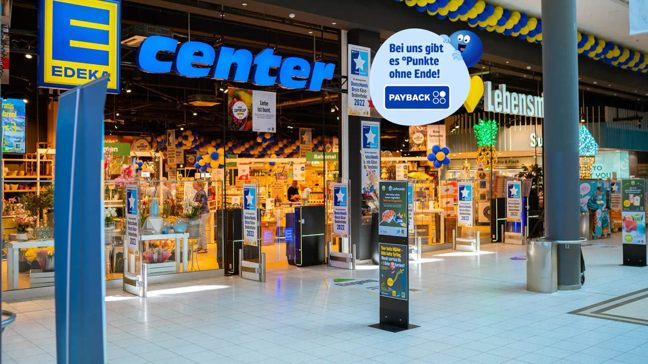 Eingangsbereich mit Payback-Störer: Bei uns gibt es Punkte ohne Ende.