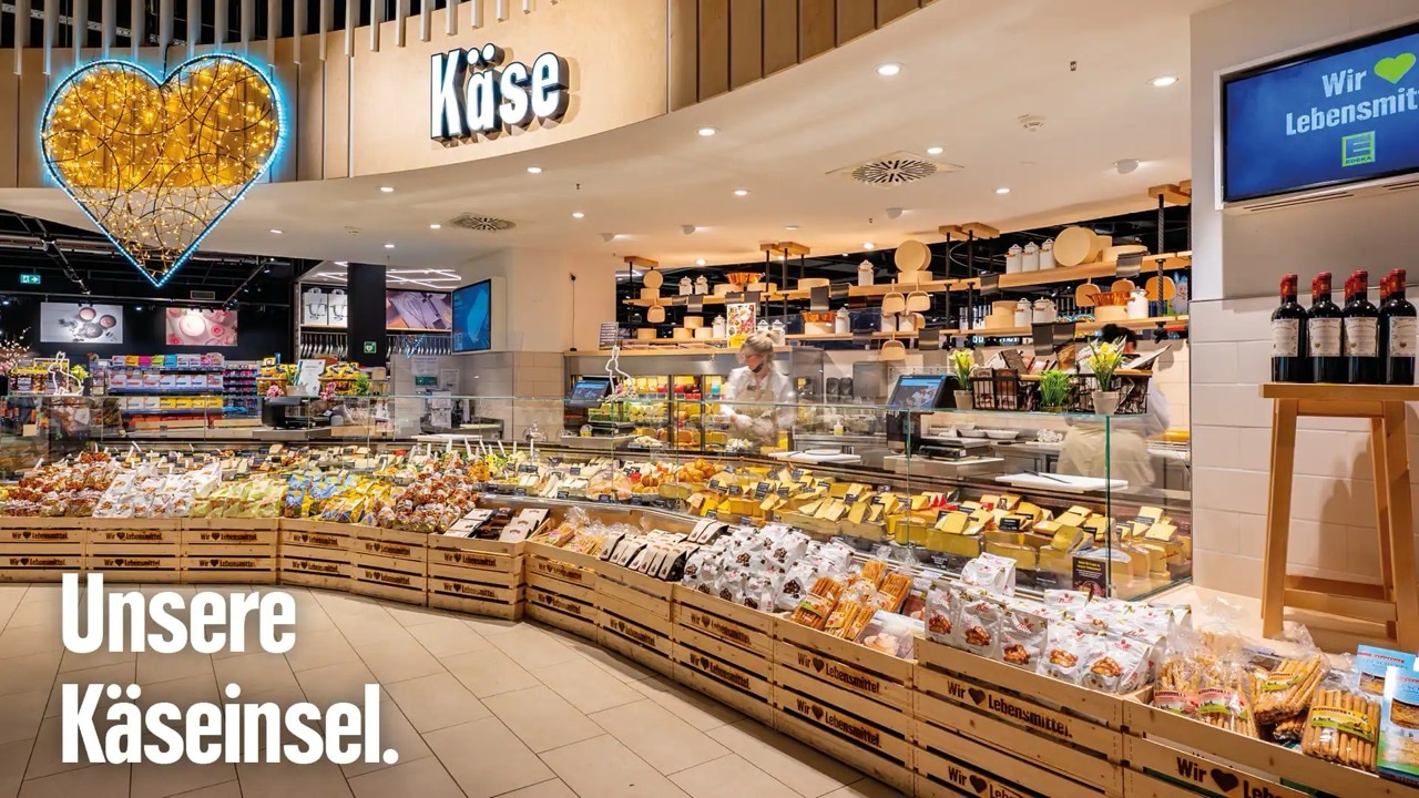 Käsetheke im Einkaufsmarkt.