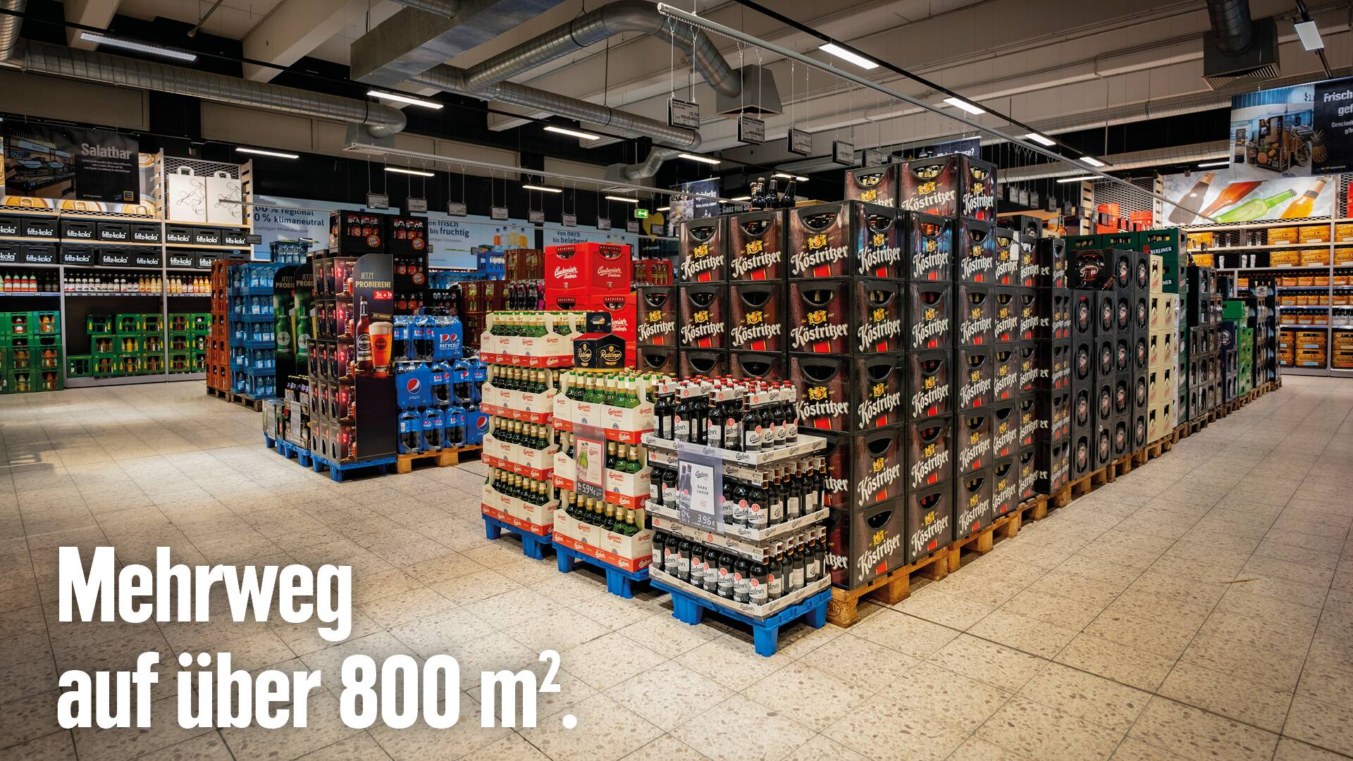 Getränkelager mit text: Mehrweg auf über 800 Quadratmeter.