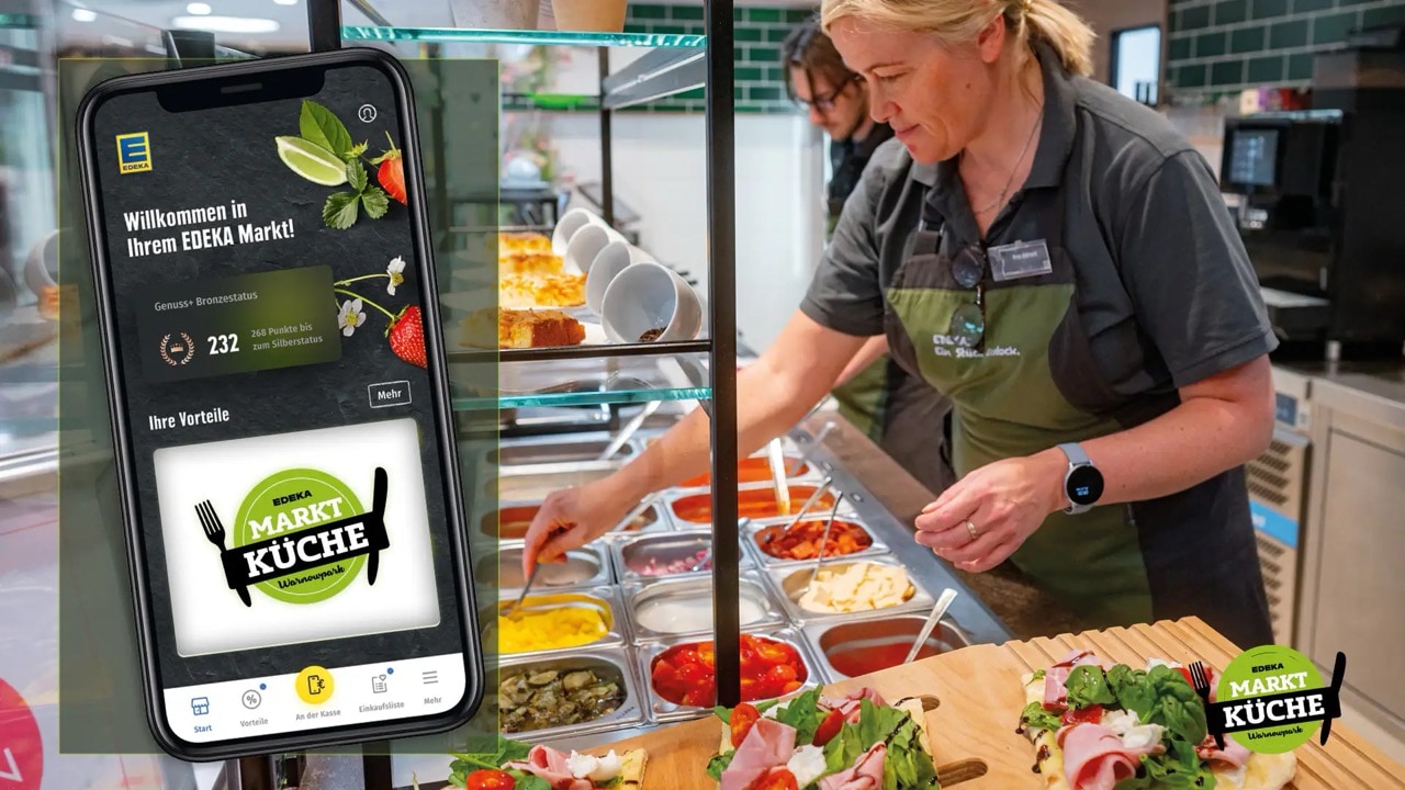 Eine Frau steht an der Salatbar.