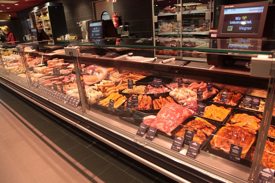 Frischetheke mit Fleisch und Wurst.