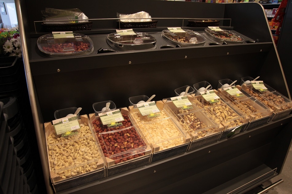 Selbstbedienungskästen für Nüsse zum Abwiegen.