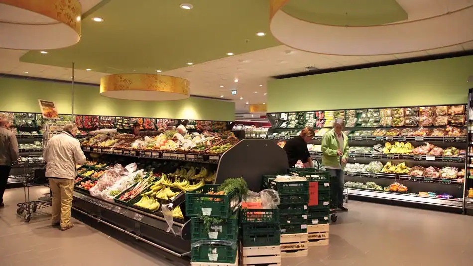 Obst- und Gemüseabteilung mit hellgrüner Decke.