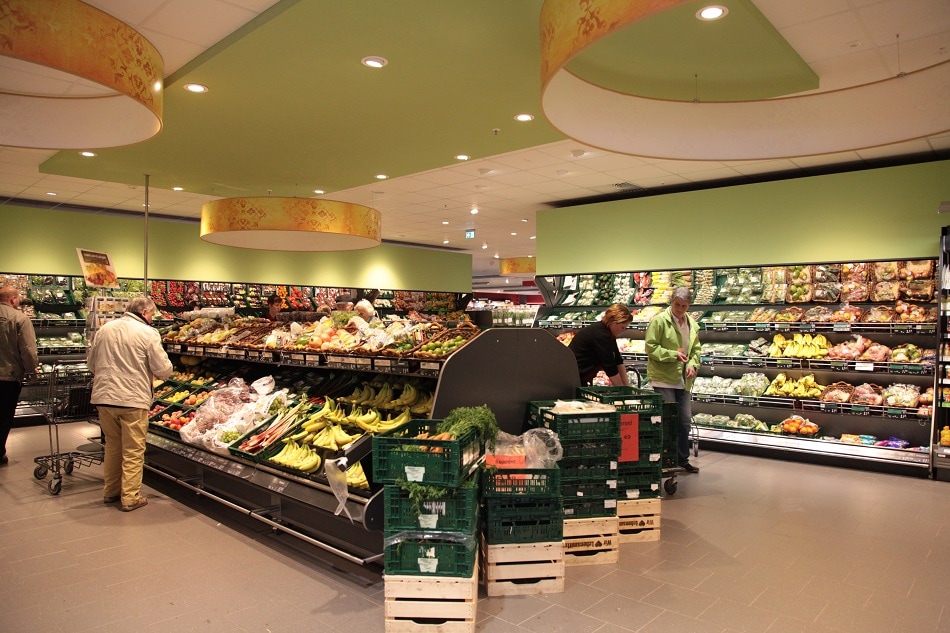 Obst- und Gemüseabteilung mit hellgrüner Decke.