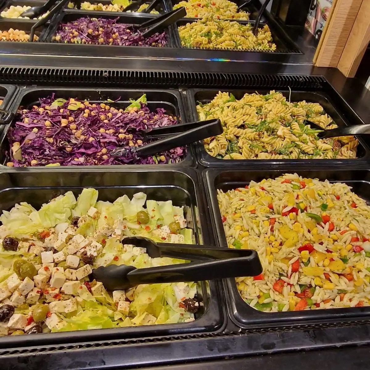 Gemischte Salate mit Reis und Nudeln in der Salatbar.