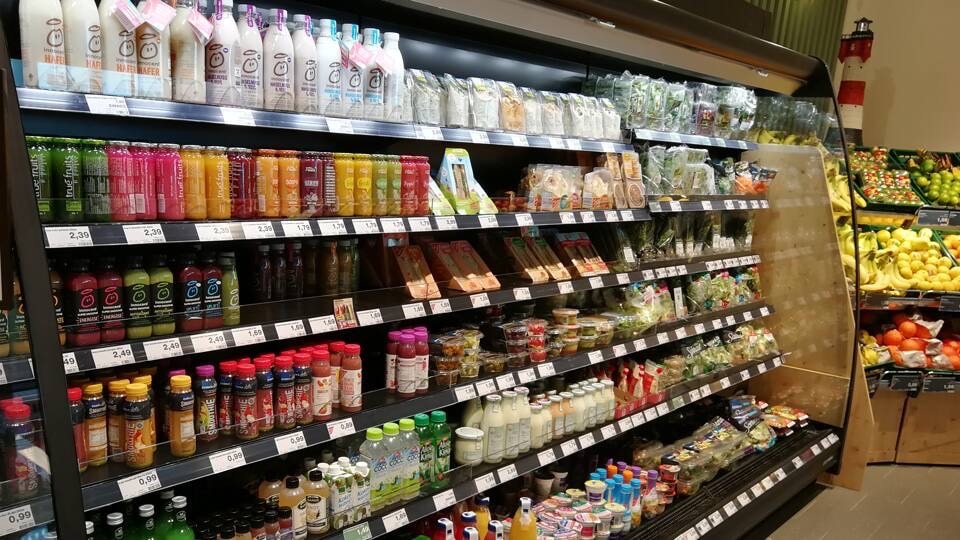 Offenes Kühlregal für Smoothies, Salatsaucen und Salat.