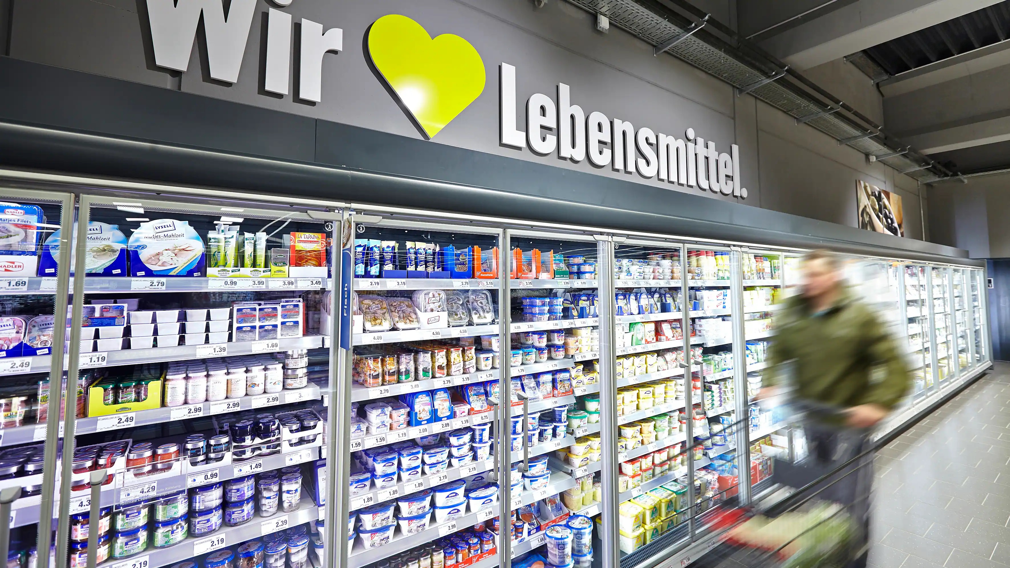 Kühlregale in einem EDEKA-Markt.