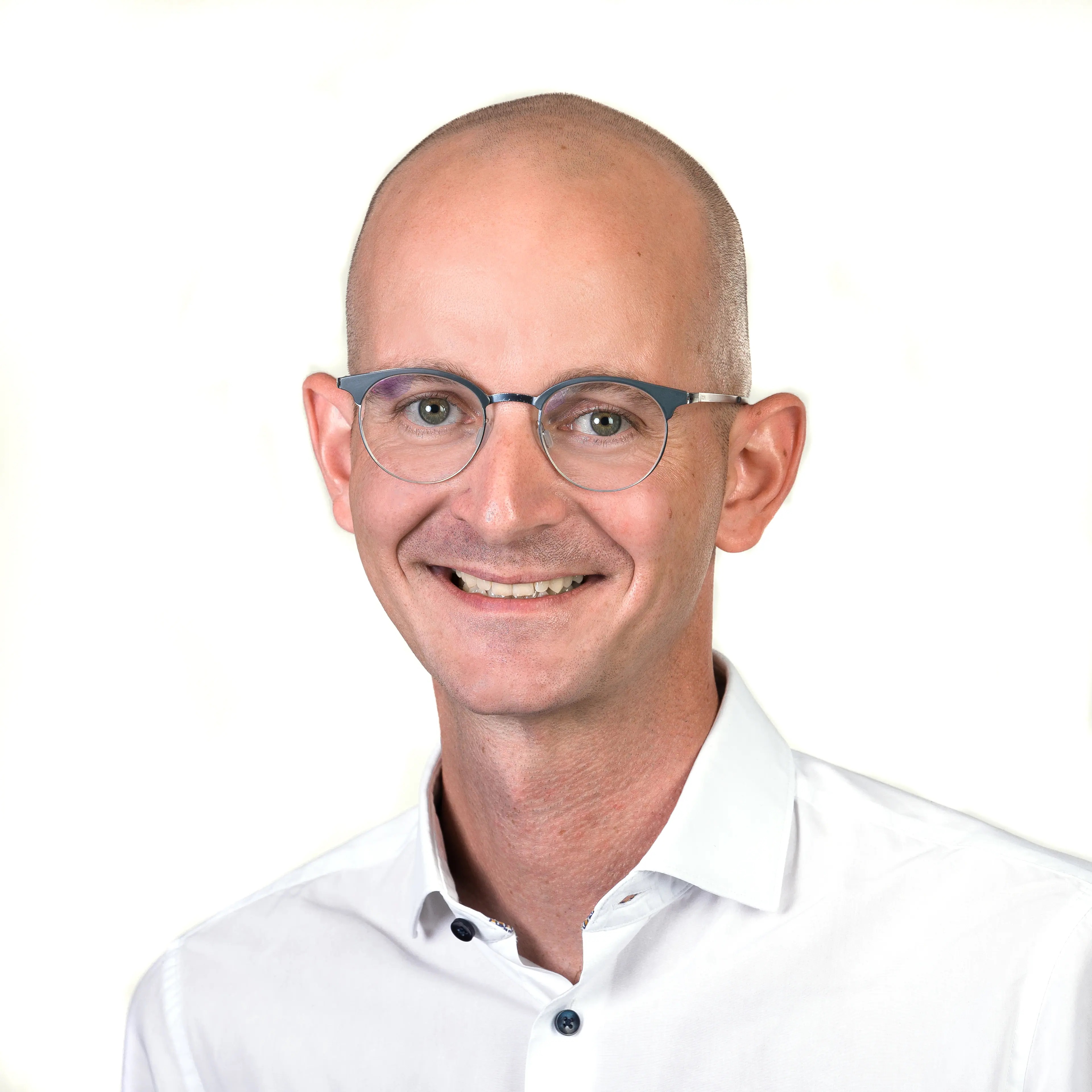 Das Portrait eines lächelnden Marktinhabers.