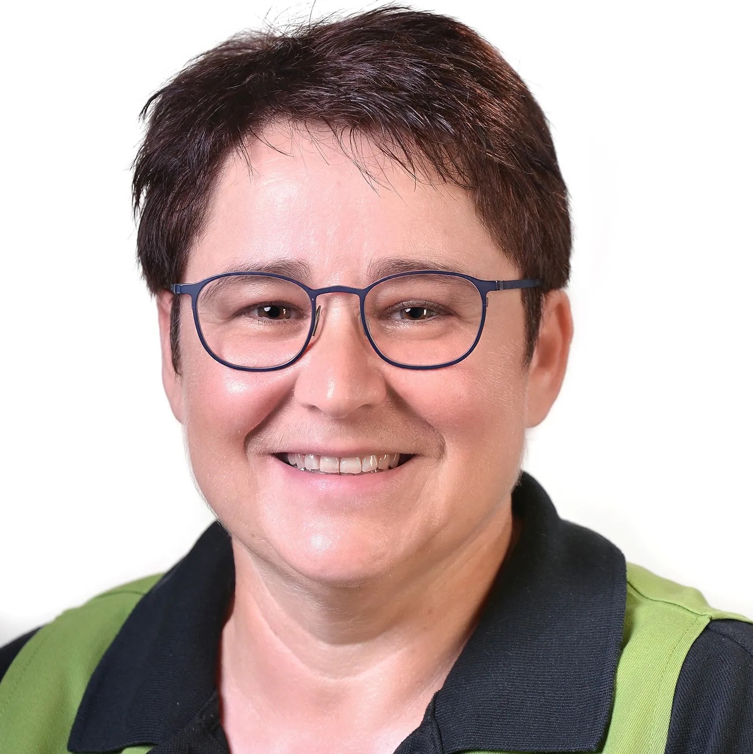 Das Portrait einer lächelnden Marktleitung.