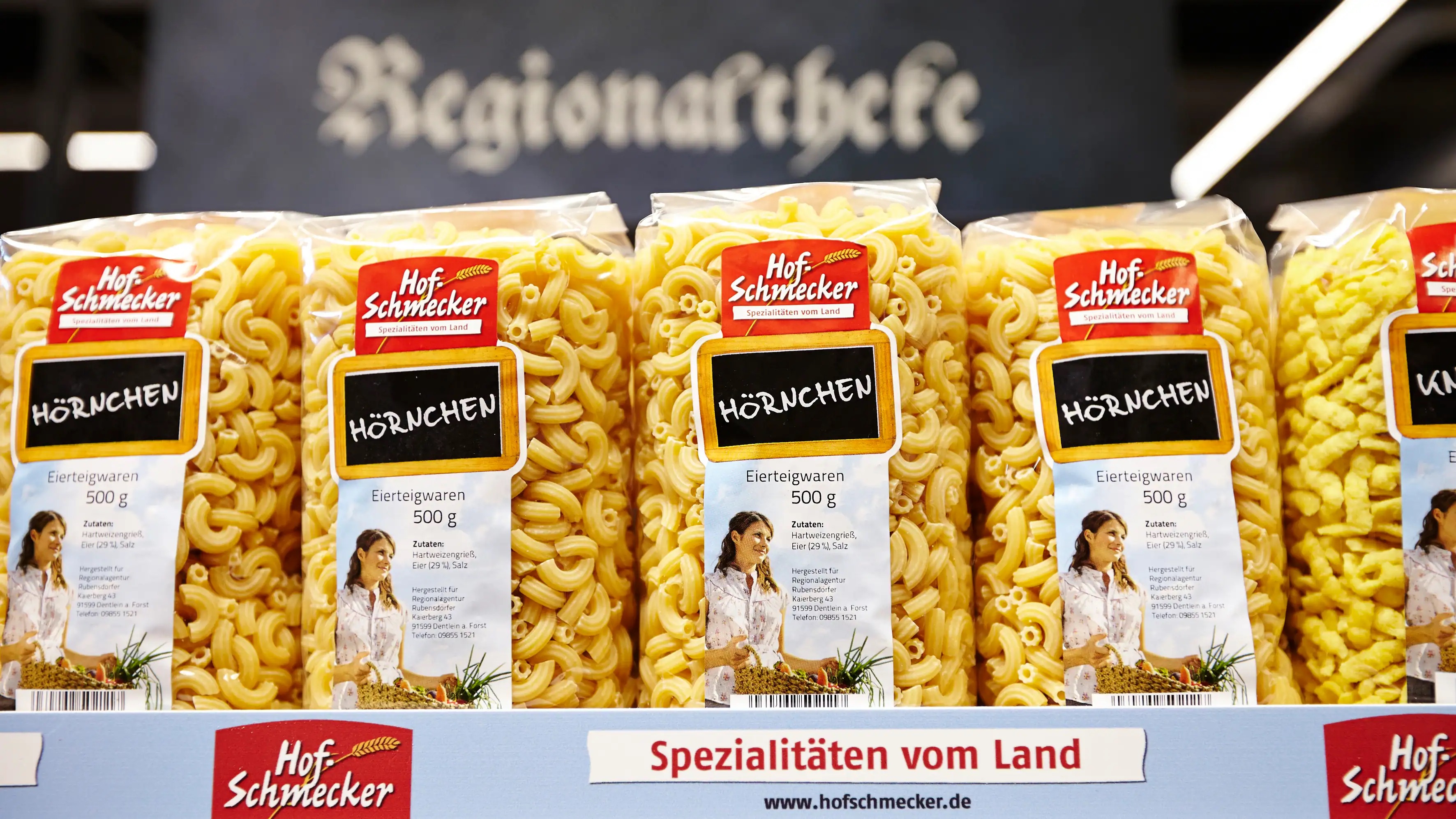 Ein Regal mit mehreren Packungen Nudeln vom Hof-Schmecker.