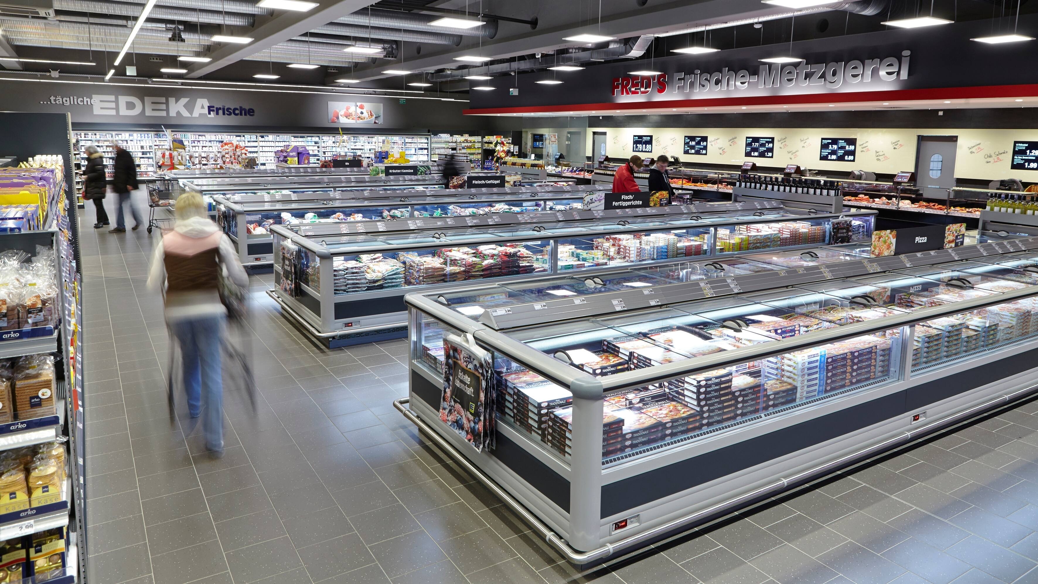 Ein Blick über die Tiefkühltruhen eines EDEKA-Marktes.