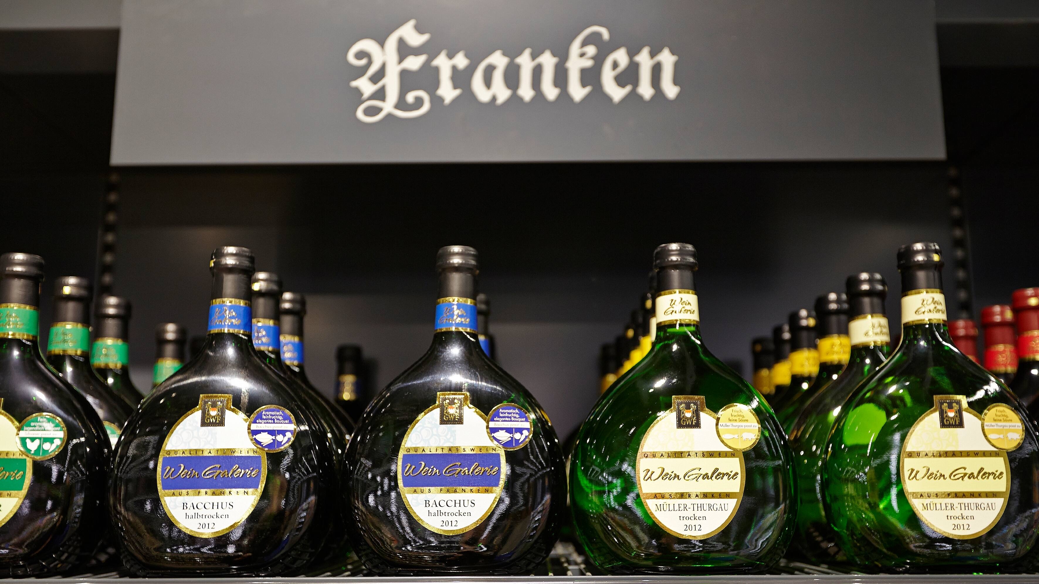 Nahaufnahme mehrerer Weinflaschen aus Franken.