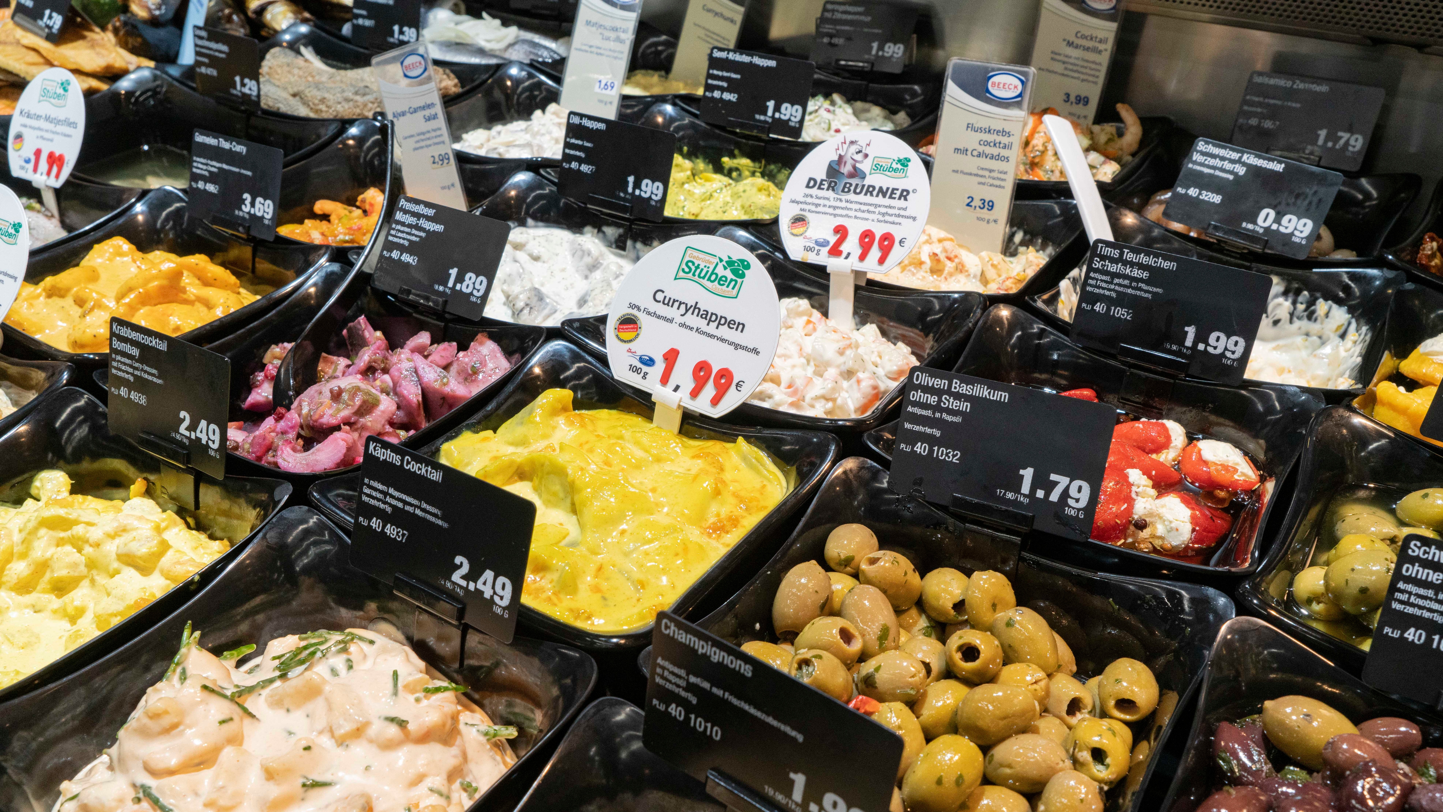 Nahaufnahme von verschiedenen Antipasti in einer Kühltheke.