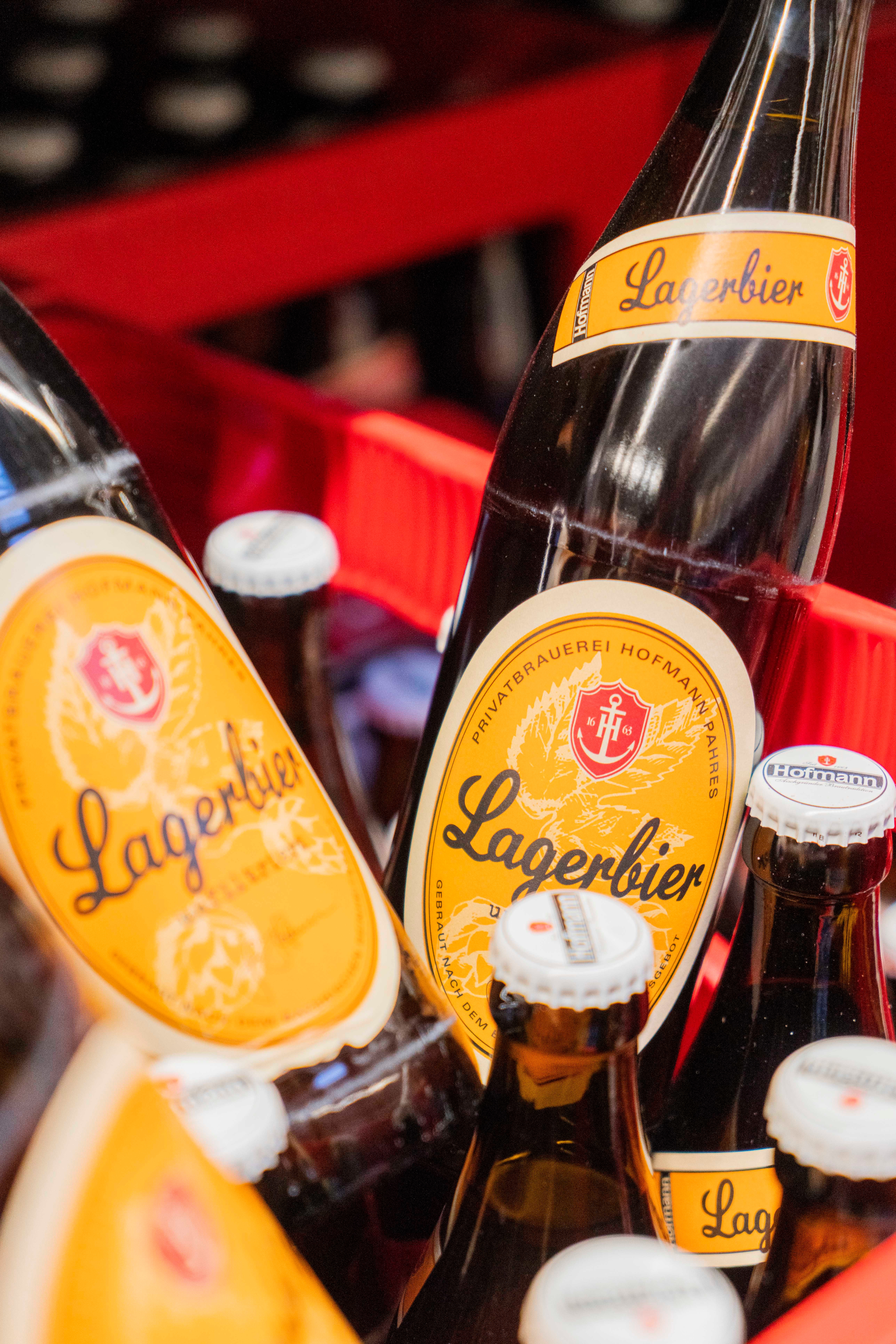 Nahaufnahme von regionalem Bier in einem Bierkasten.