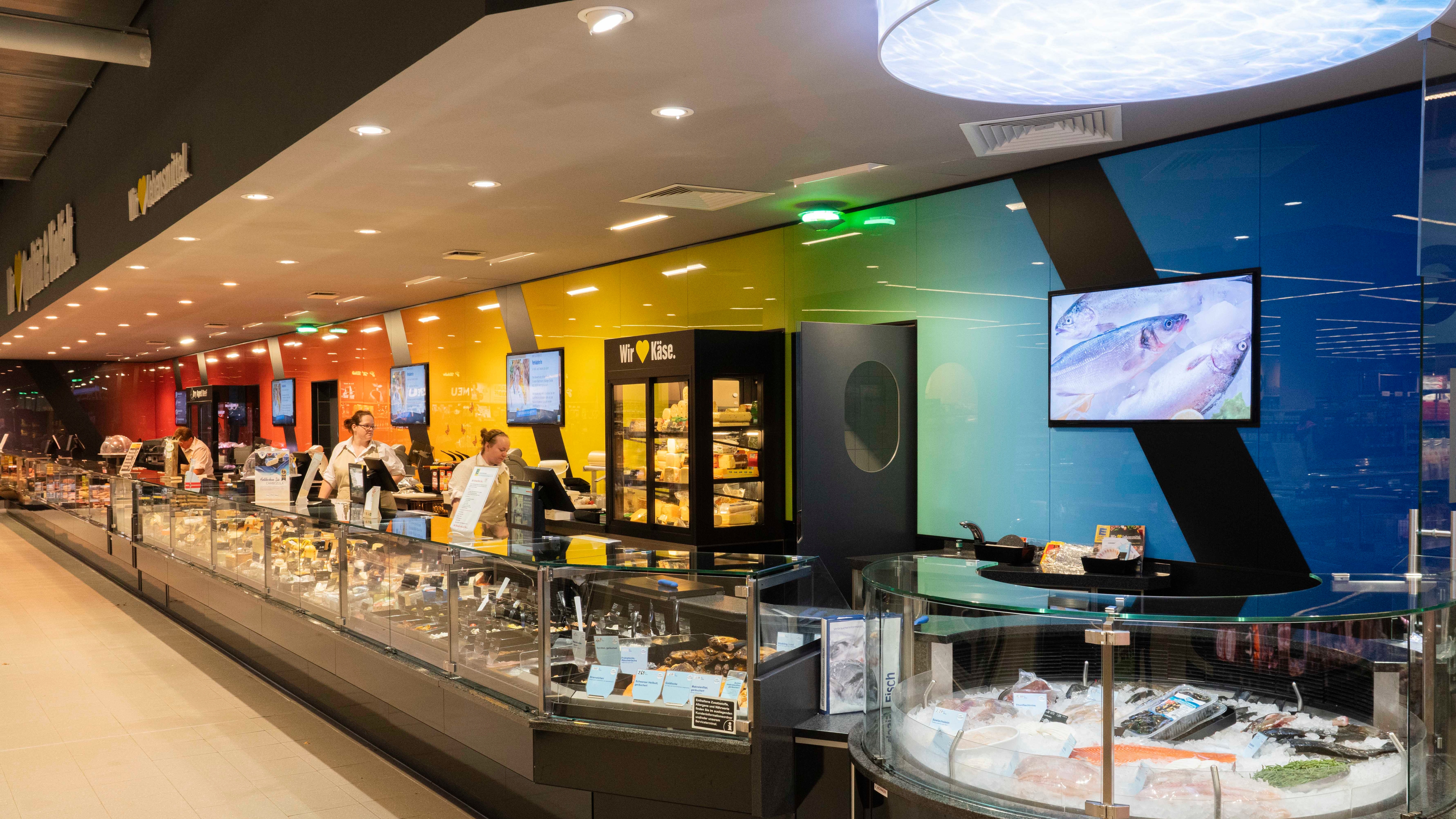Bedientheke in einem Edeka-Center als Weitwinkelaufnahme.