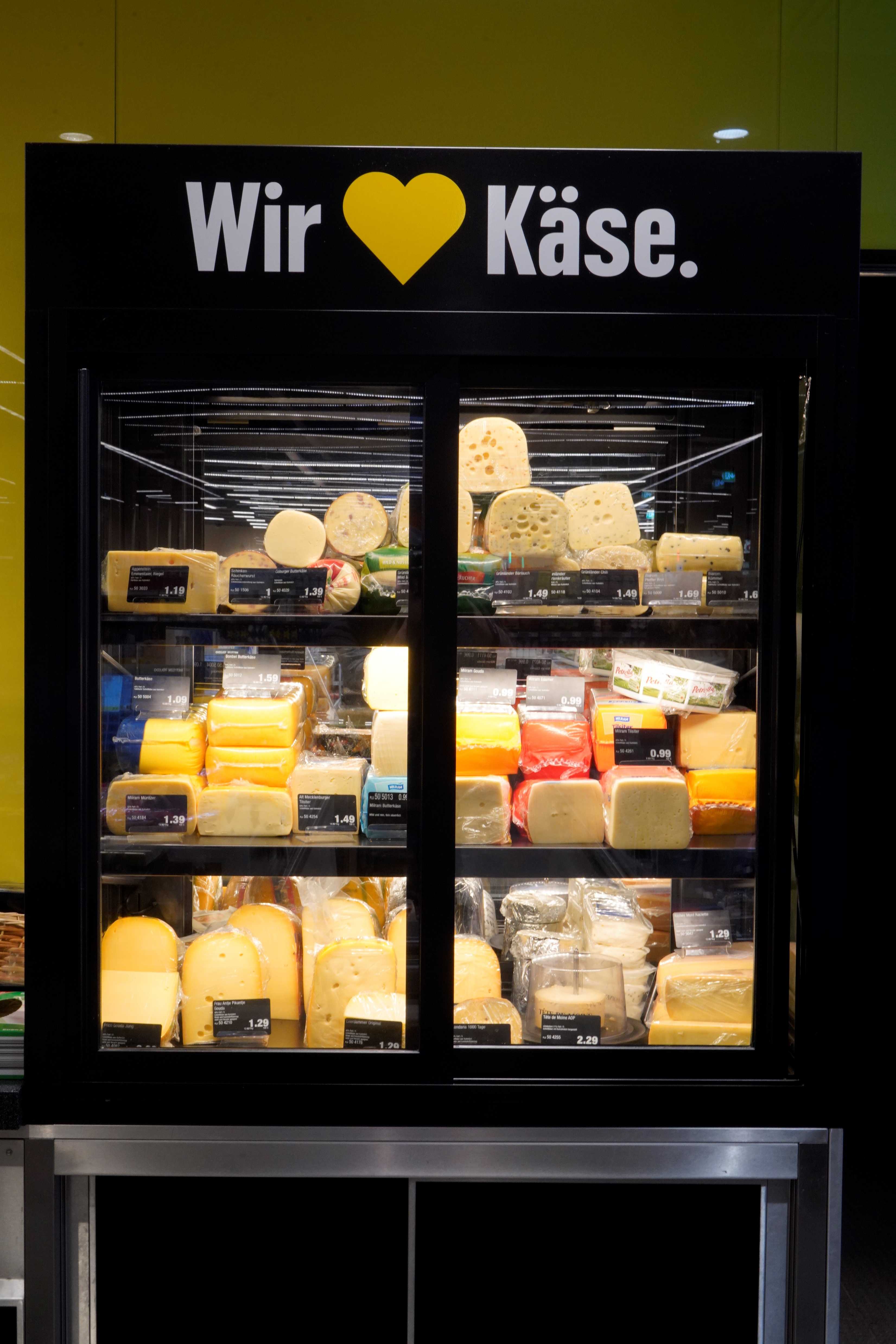 Nahaufnahme einer Käsetheke in einem Edeka-Center.