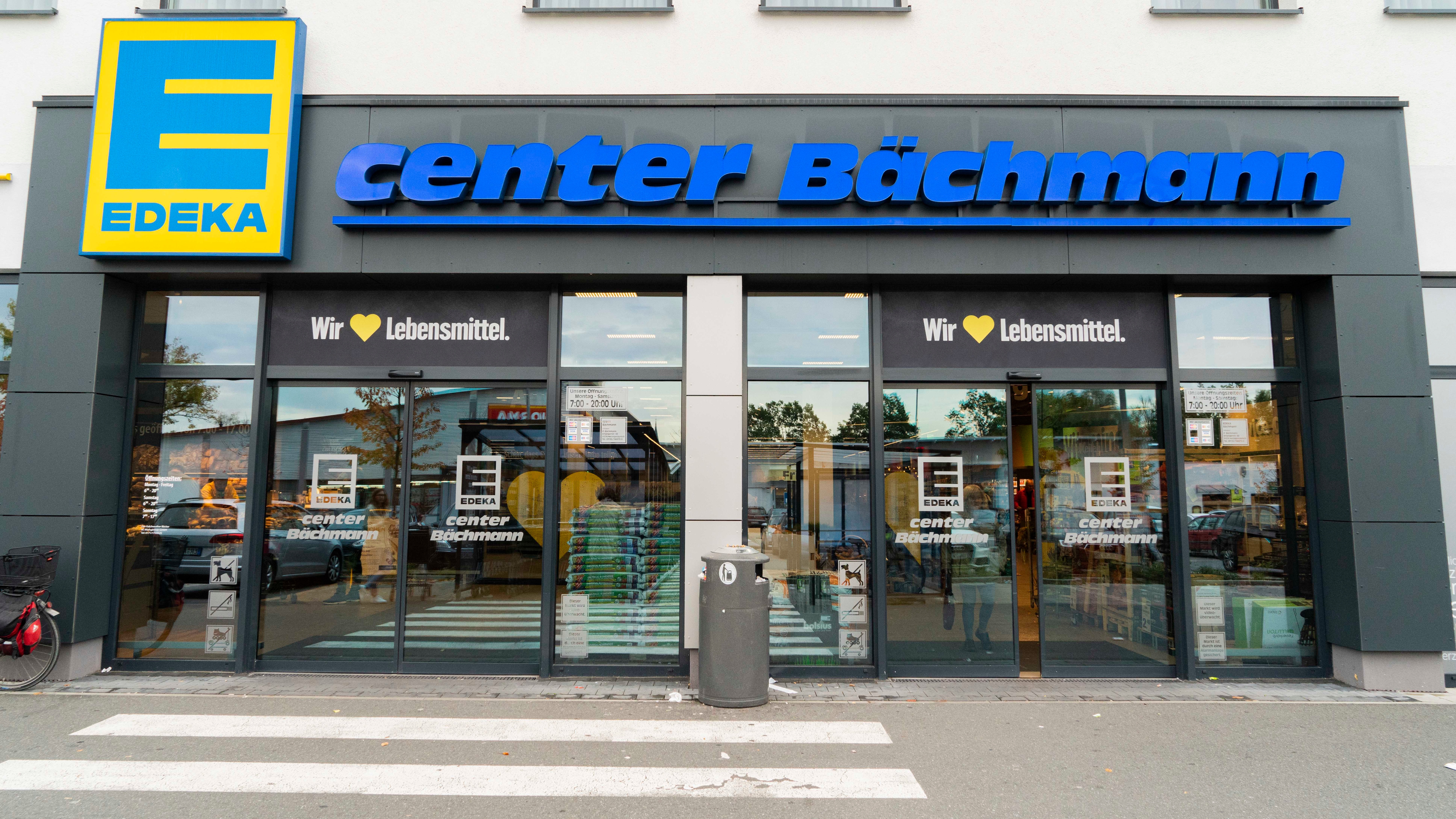Der Eingangsbereich vom Edeka center Bächmann von außen.