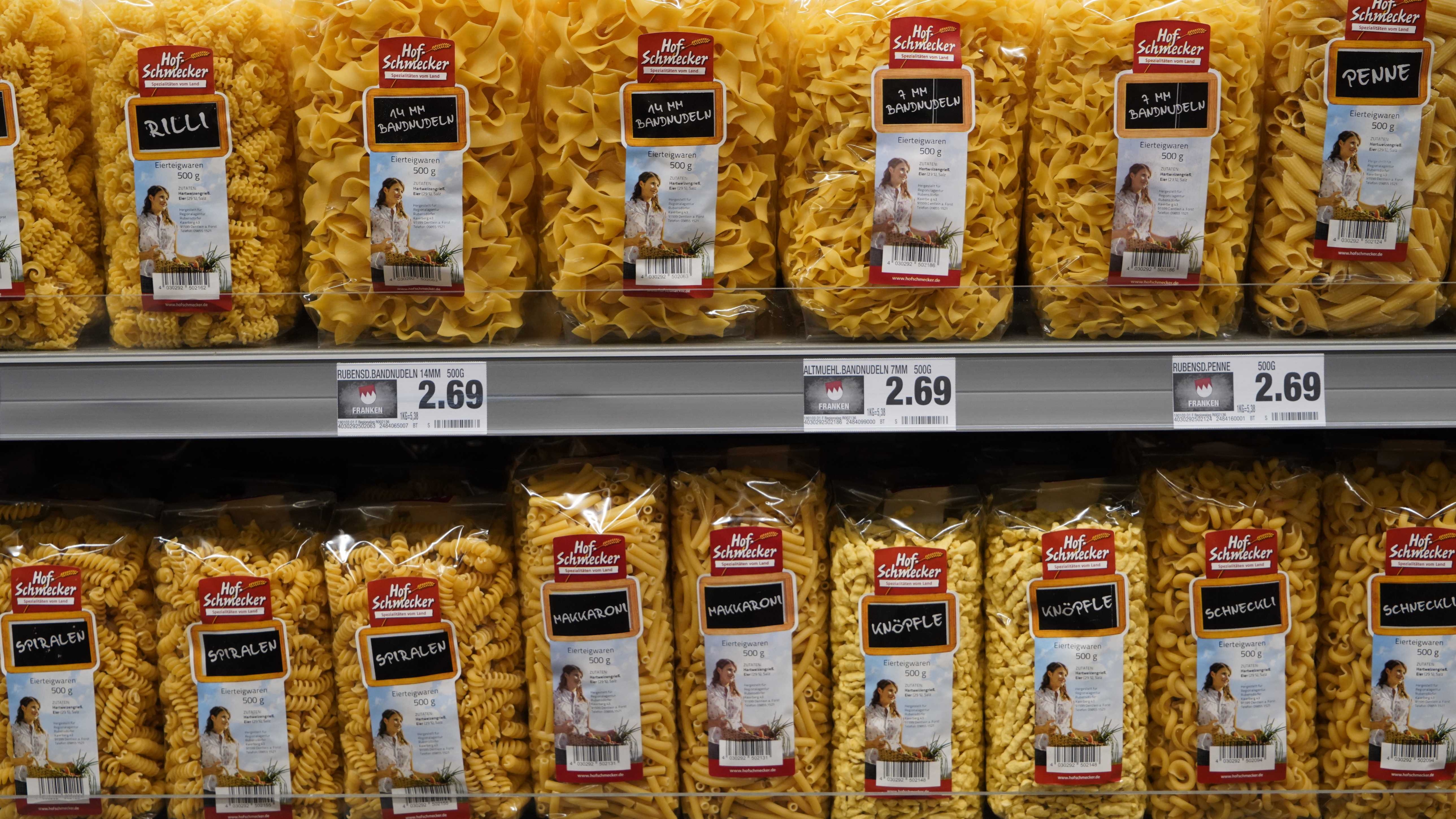 Unterschiedliche regionale Nudelsorten in einem Regal.