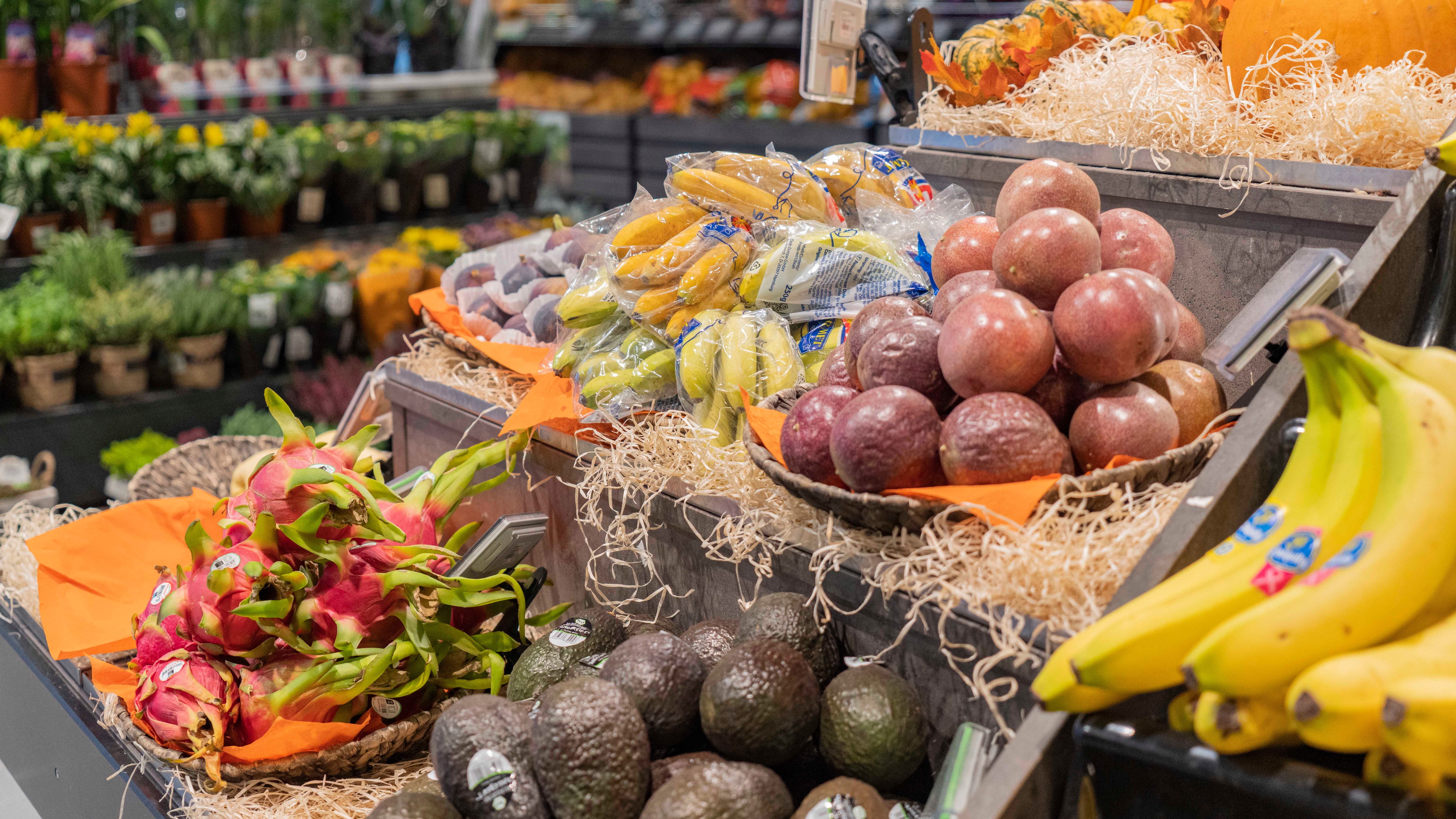 Obst und Gemüseabteilung mit Auslage auf der Bananen und Avocados liegen.