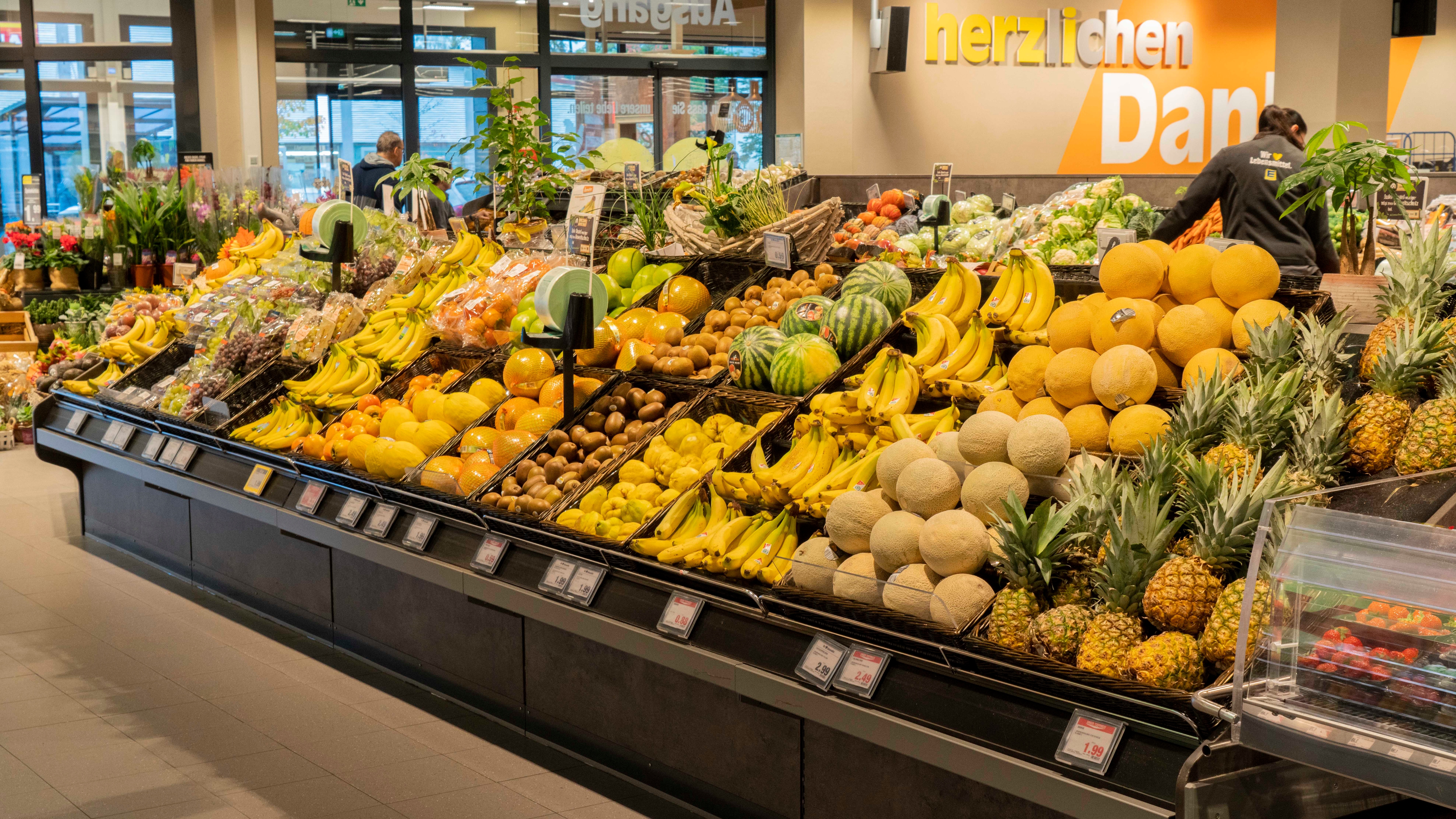 Eine Obsttheke mit verschiedenen Obstsorten in einem Lebensmittelhandel.