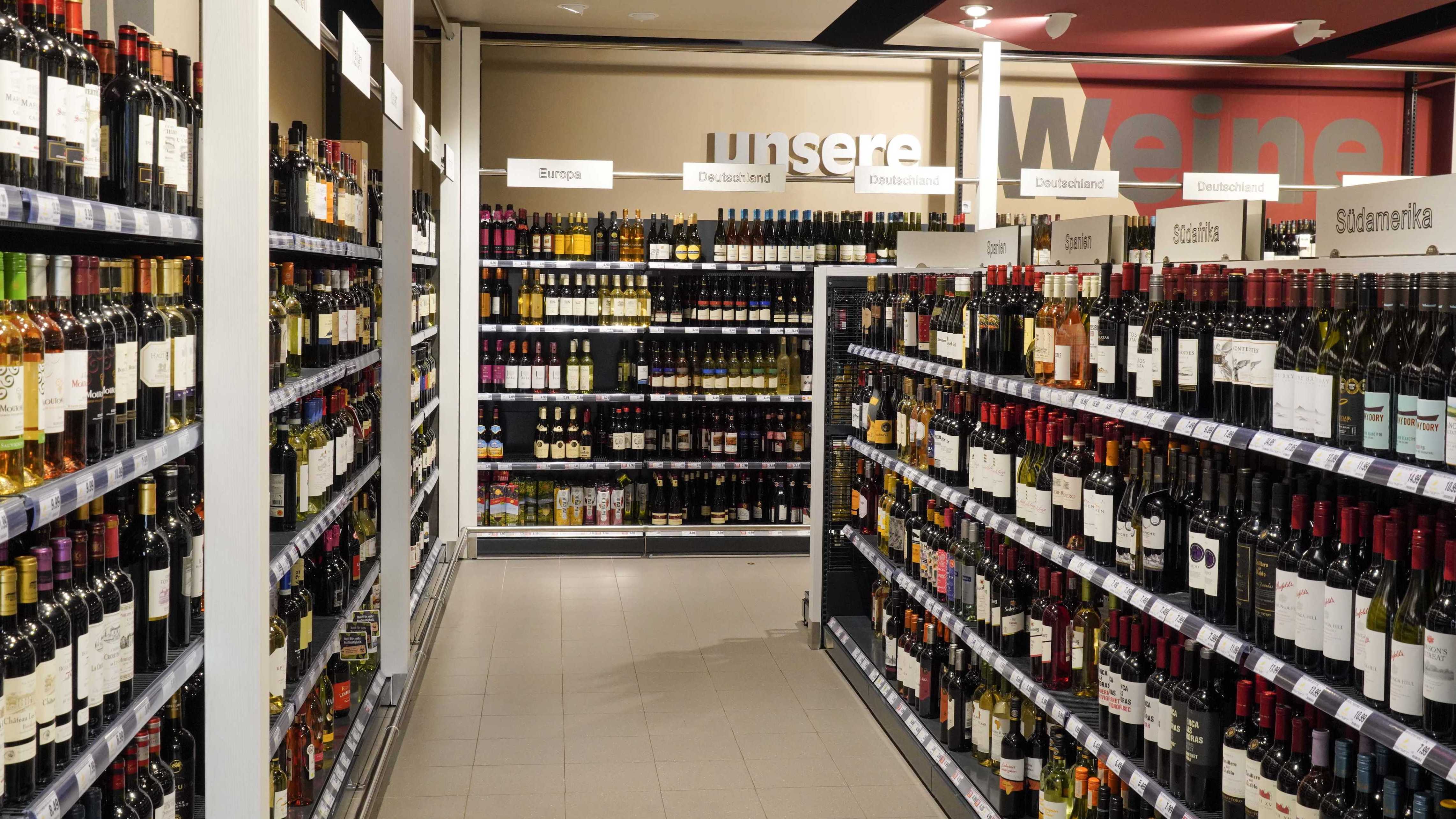Weinabteilung in einem Edeka Center.