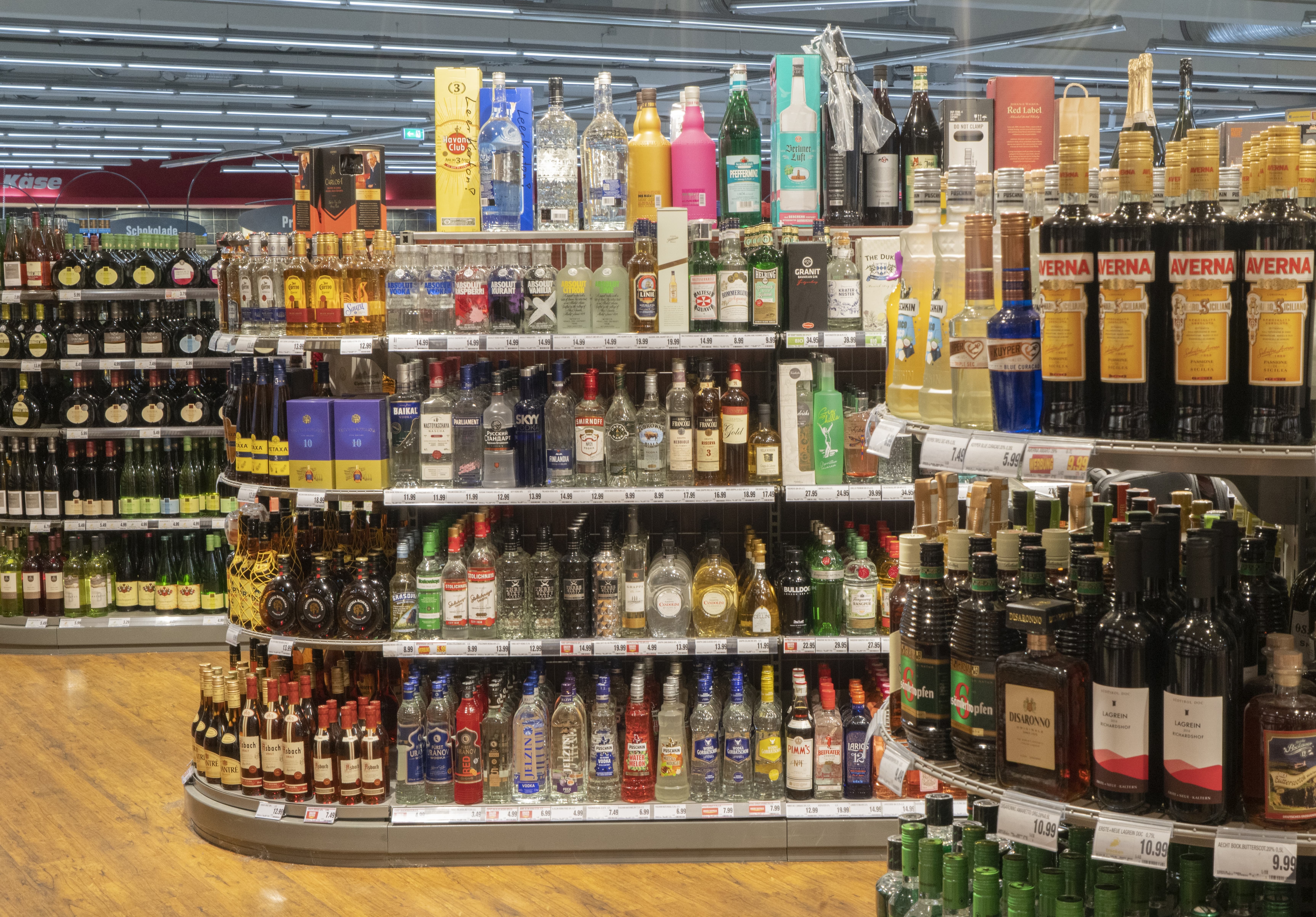 Spirituosen-Sortiment in einem EDEKA-Markt.