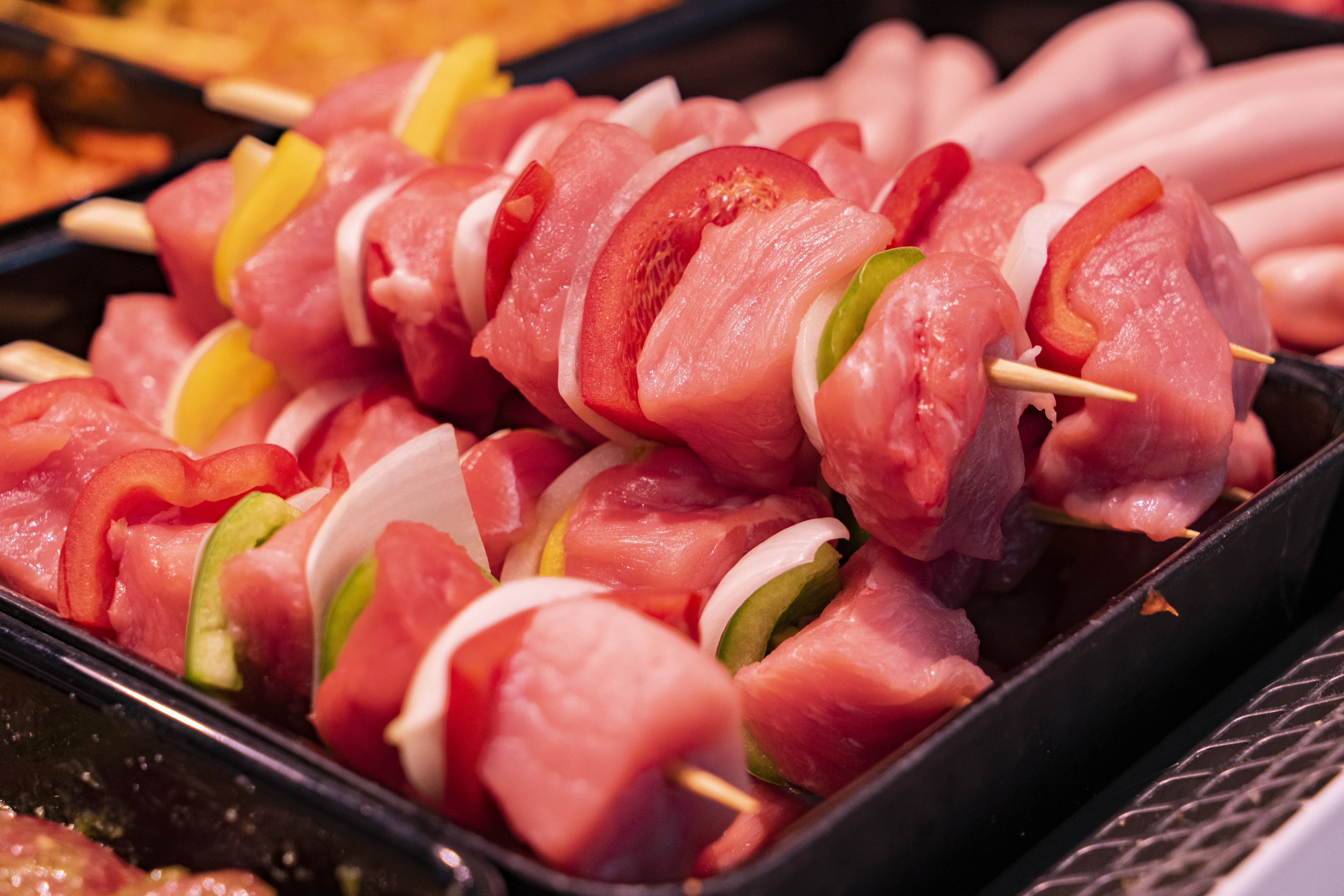 Close-Up einiger Fleischspieße, ungegart.