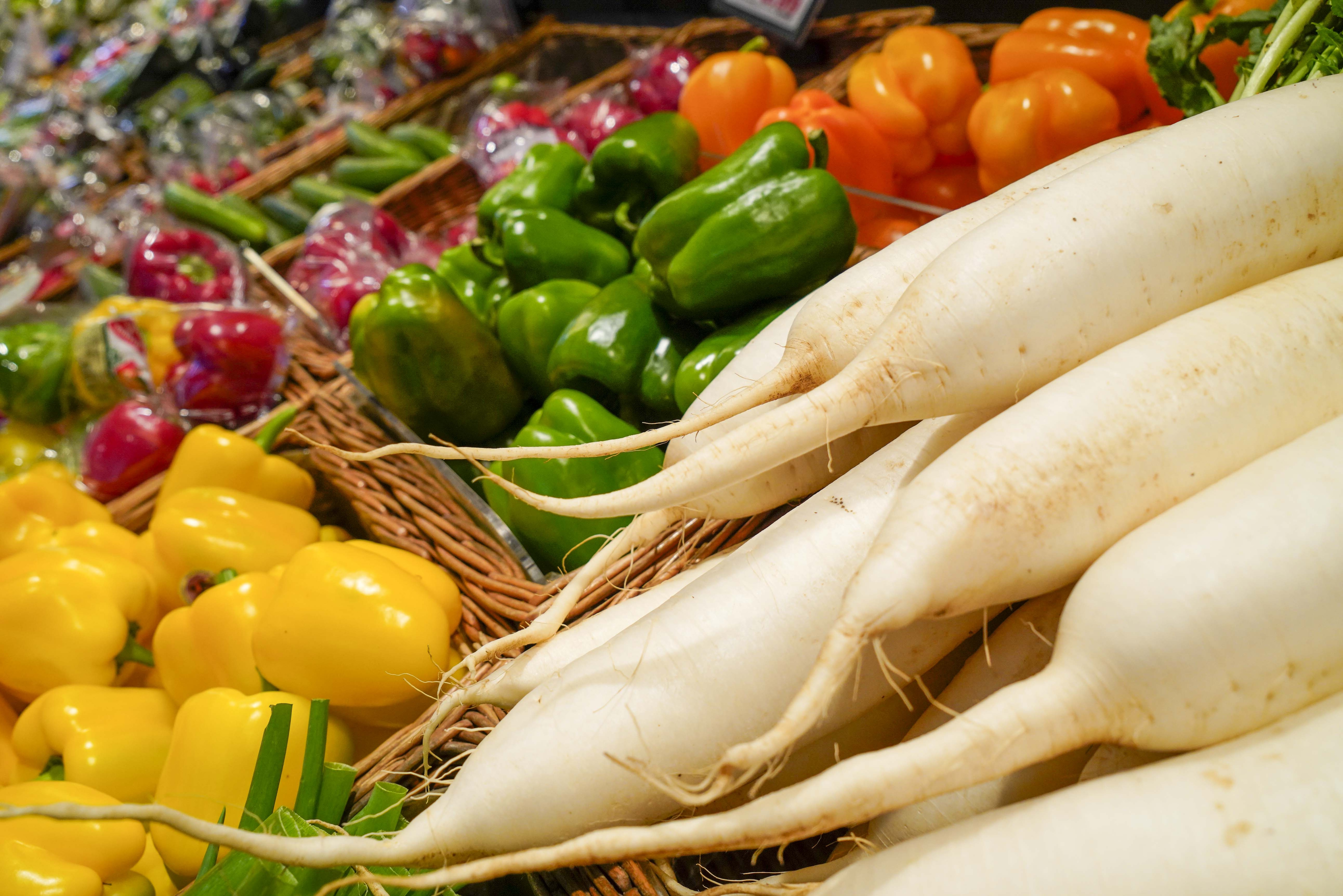 Close-Up verschiedener Gemüsesorten in einer Gemüseabteilung, im Vordergrund Rettich.