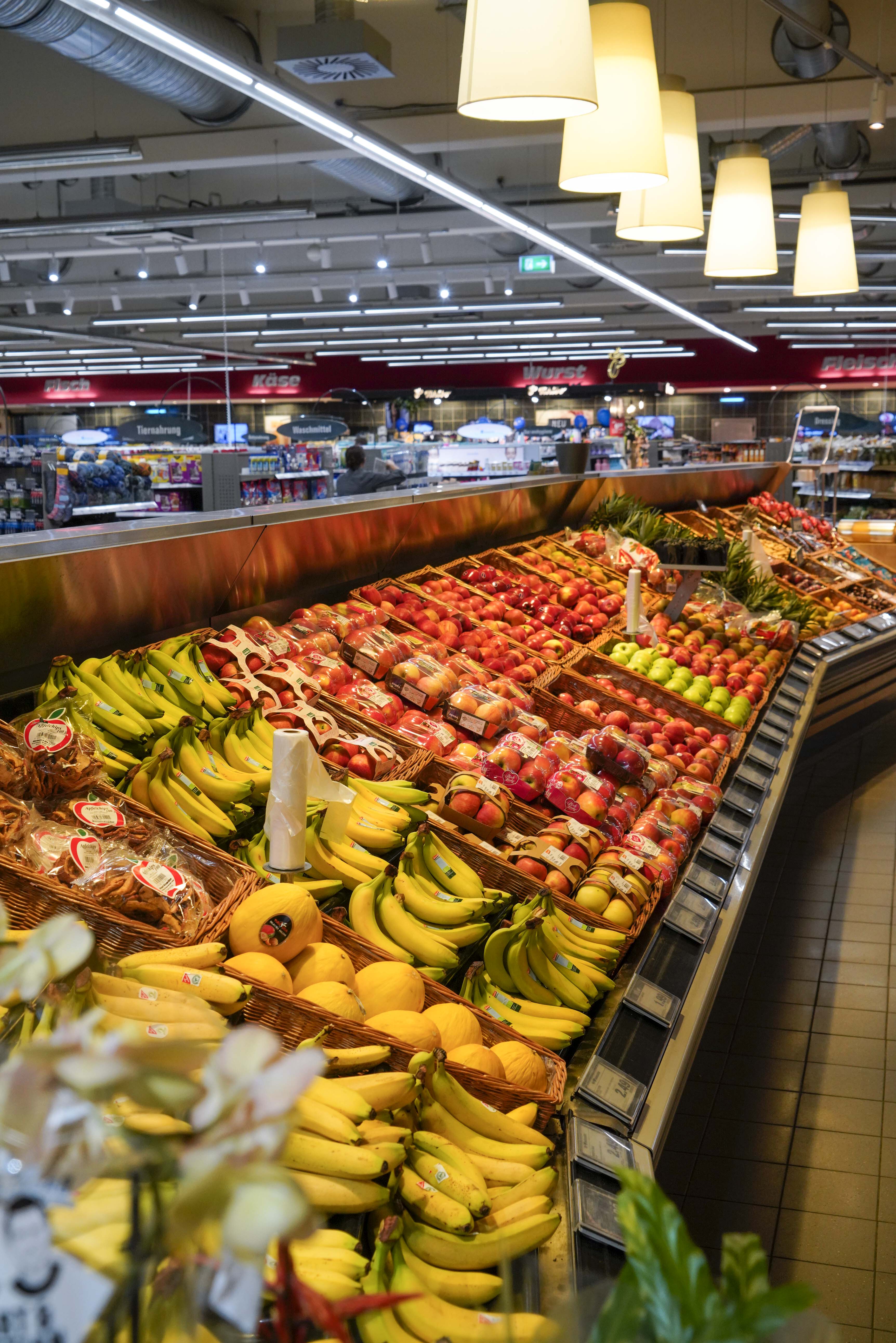 Die Obst- und Gemüseabteilung eines EDEKA-Markts mit Bananen und Äpfeln.