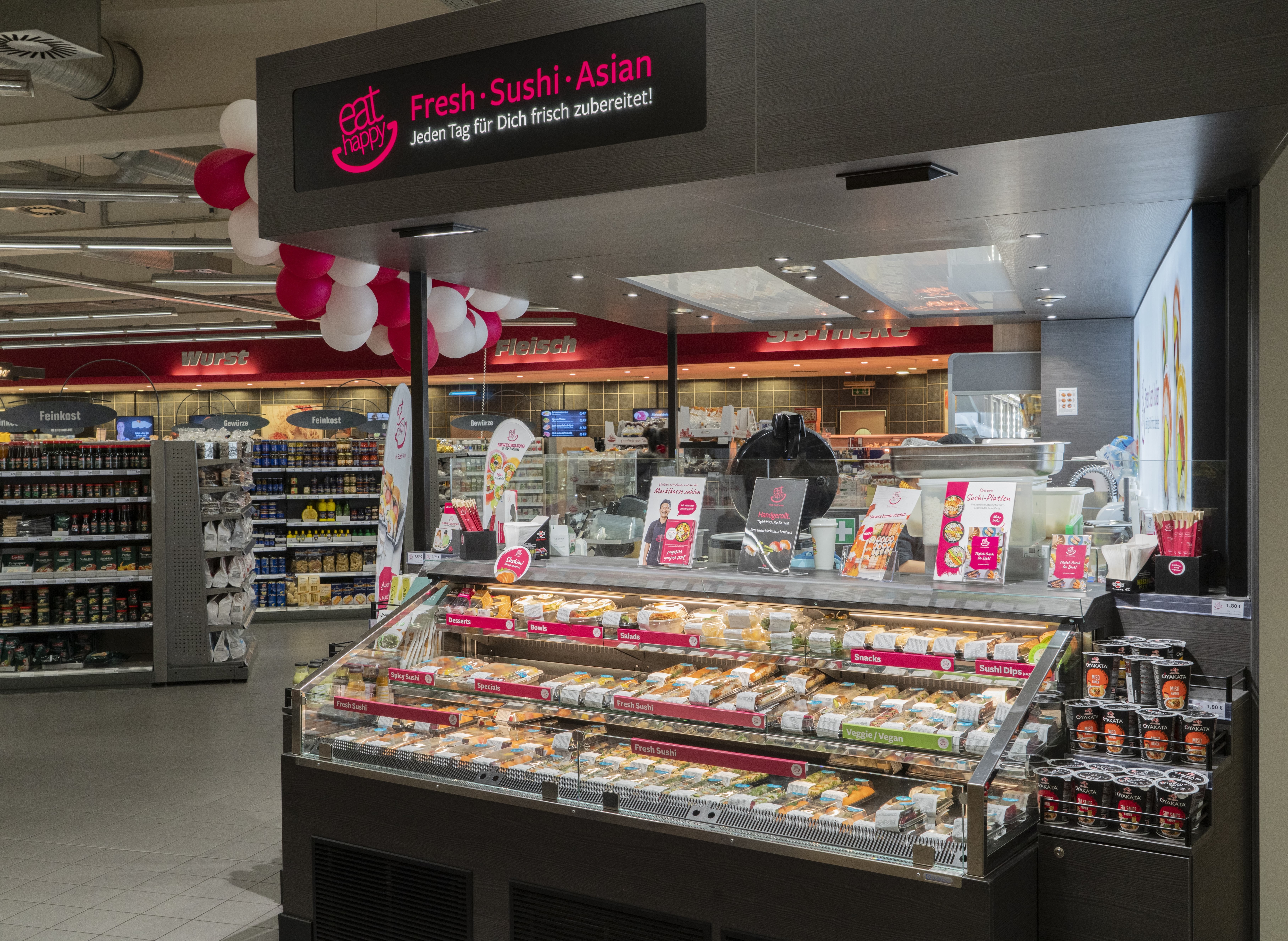 Die Sushiabteilung des EDEKA-Markts mit dem Banner: „Fresh Sushi Asian. Jeden Tag für dich frisch zubereitet!“