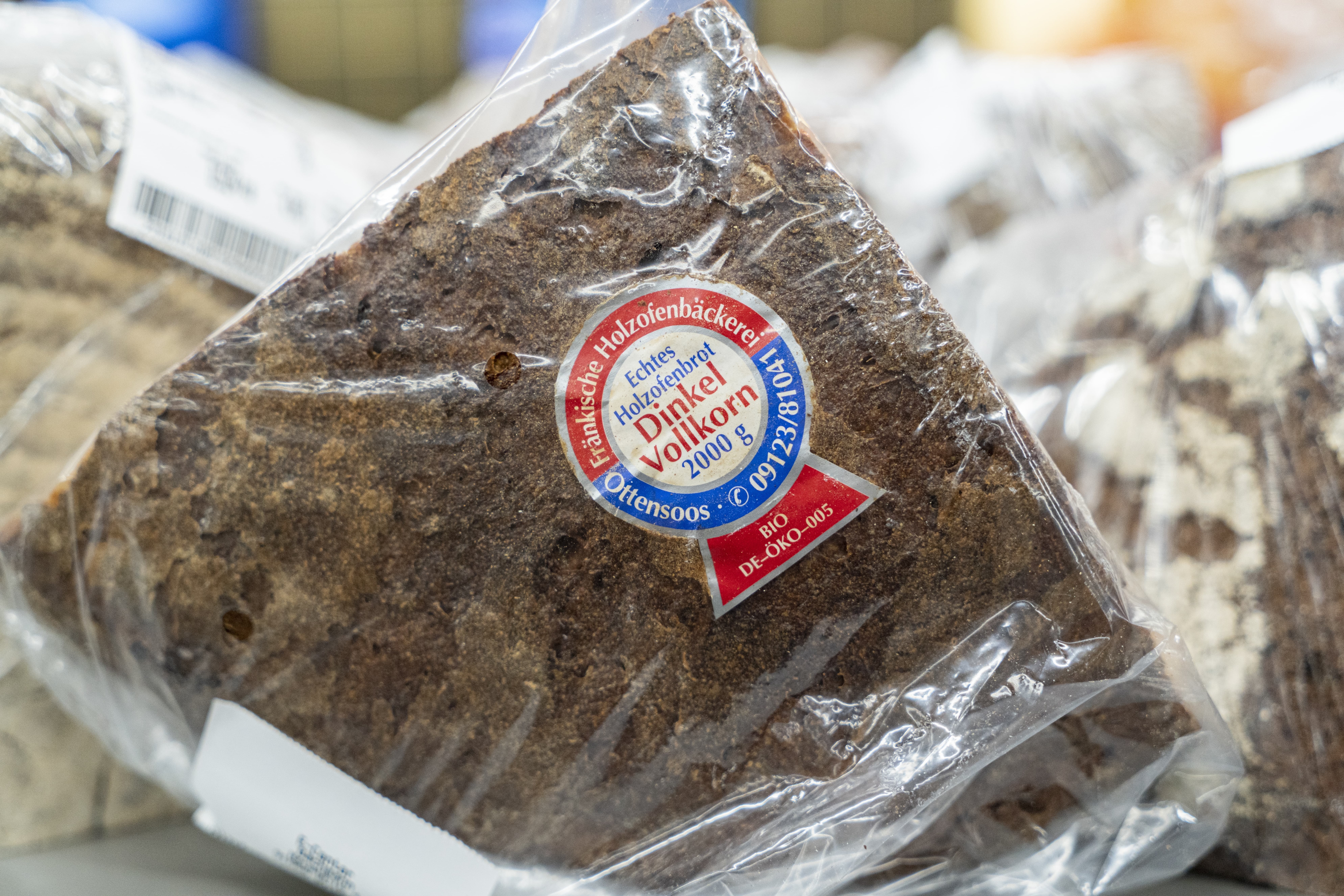 Verpacktes Dinkelvollkornbrot, laut Etikett im Holzofen gebacken, im Close-Up.