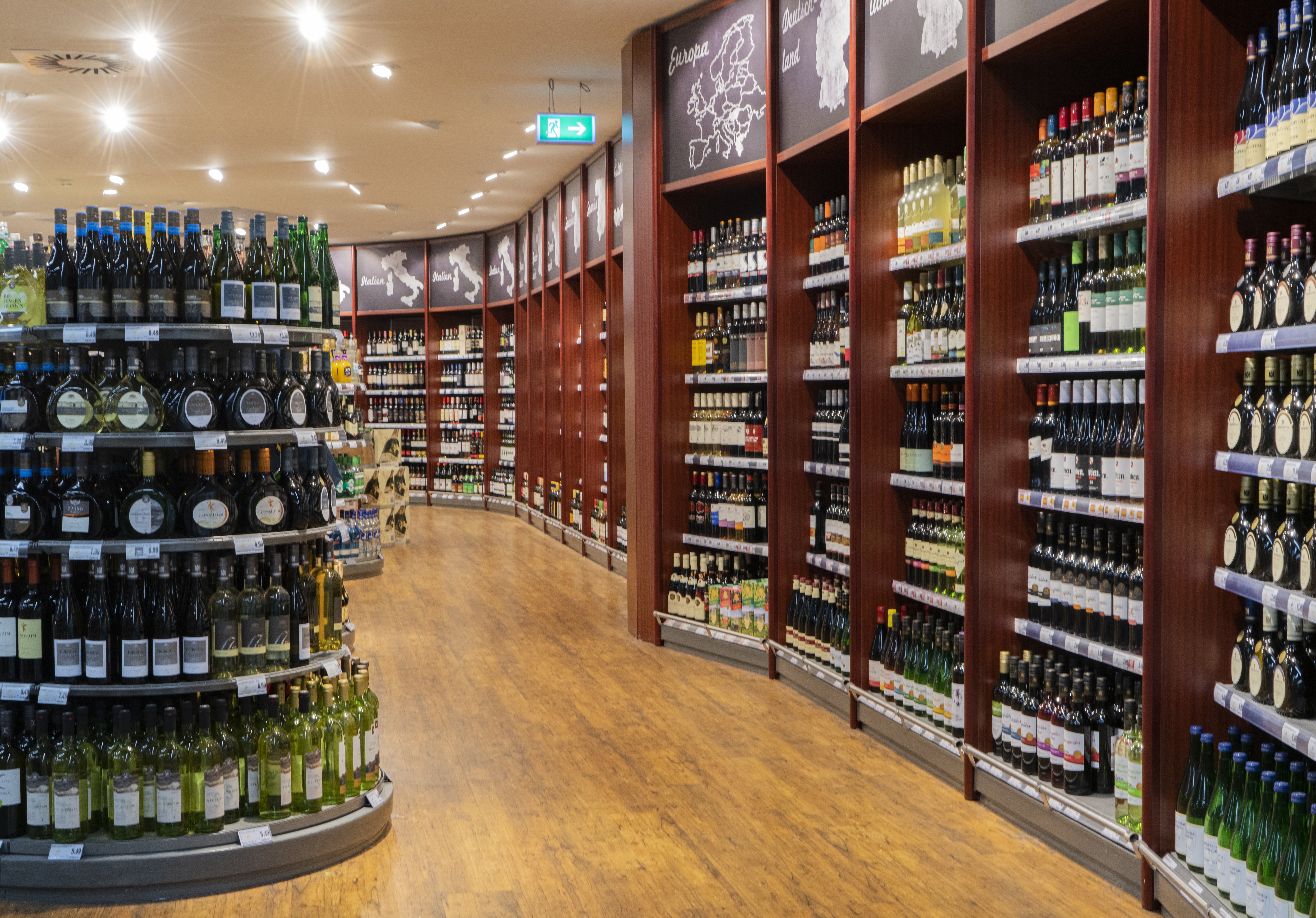 Die Weinabteilung eines EDEKA-Markts.