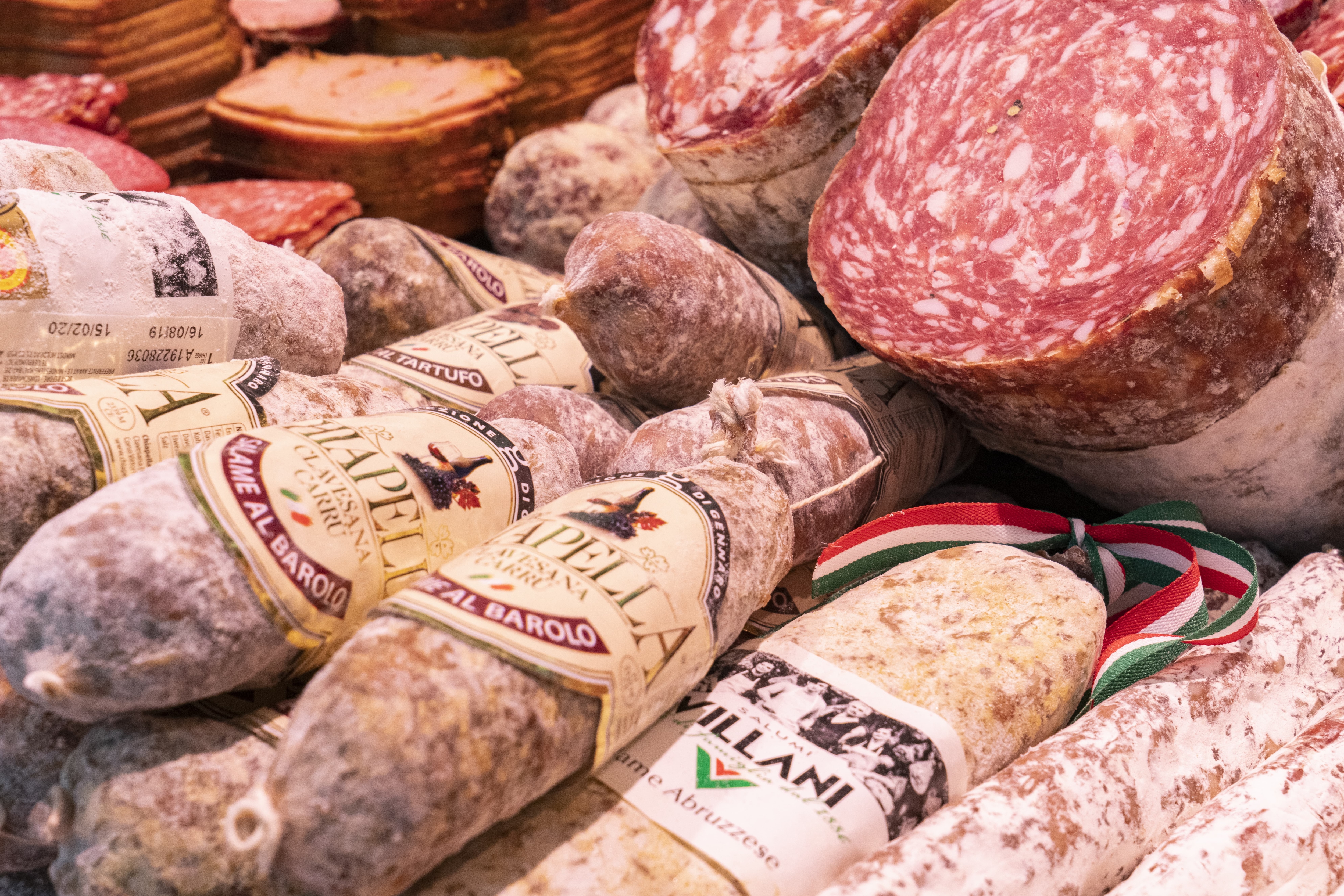 Close-Up einer Wurstauslage mit verschiedenen Wurstspezialitäten.