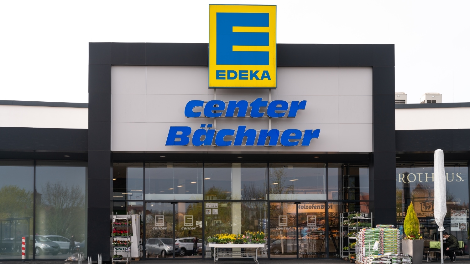 Die Außenansicht eines EDEKA-Centers.