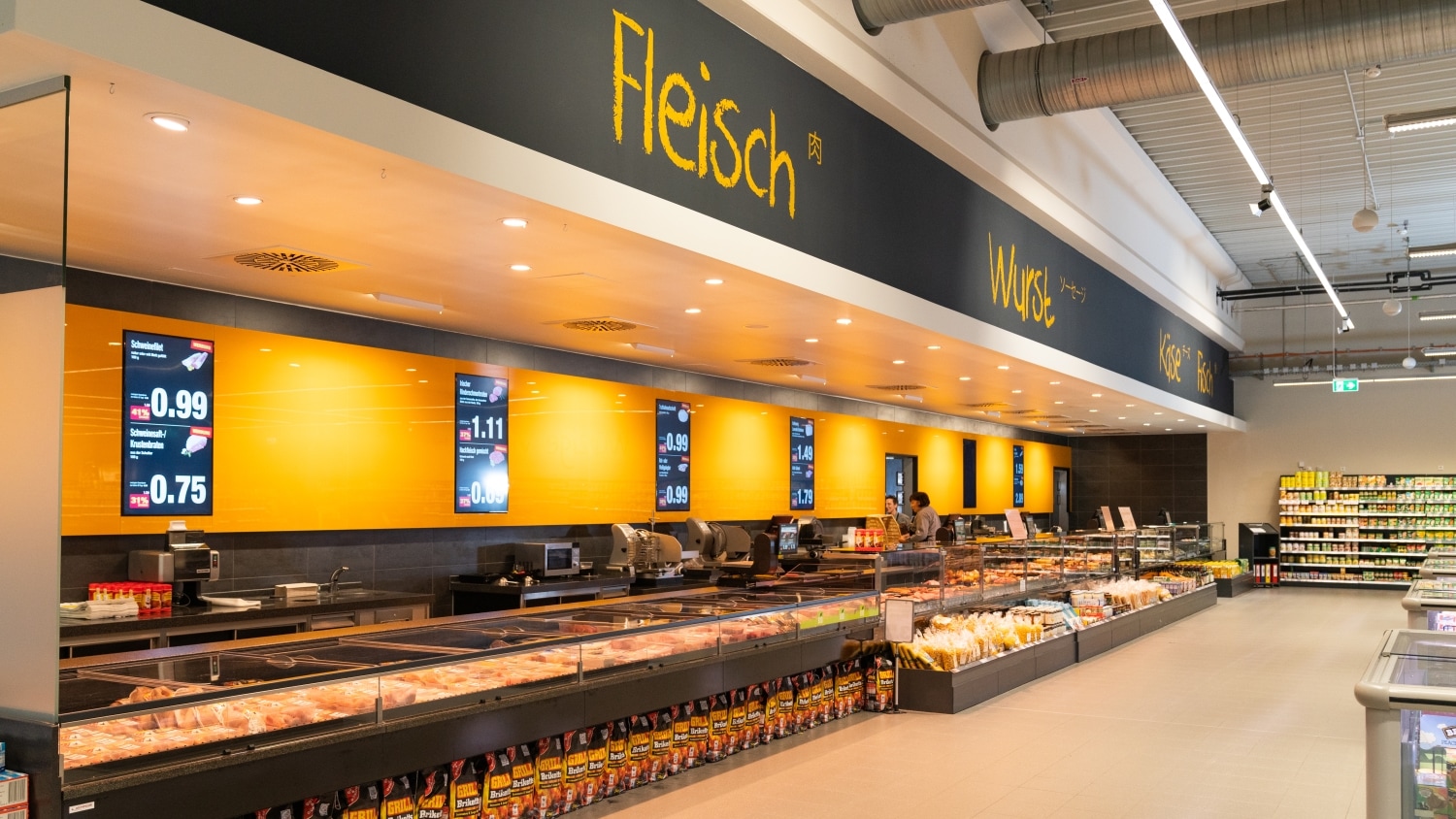 Die Bedientheke eines EDEKA-Marktes.