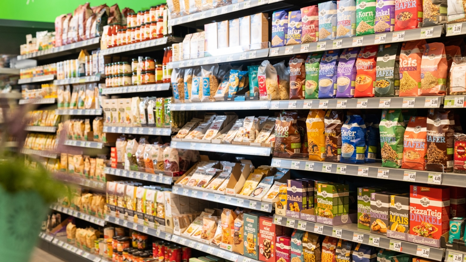 Ein Regal mit verschiedenen Bio-Produkten.