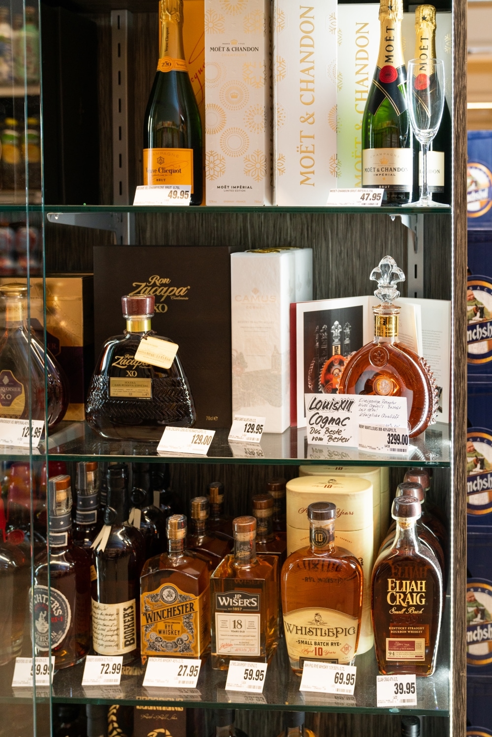 Eine Glasvitrine mit hochpreisigen Spirituosen.
