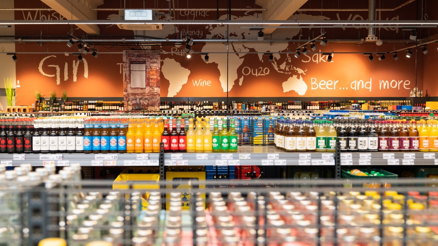 Die Getränkeabteilung eines EDEKA-Marktes.