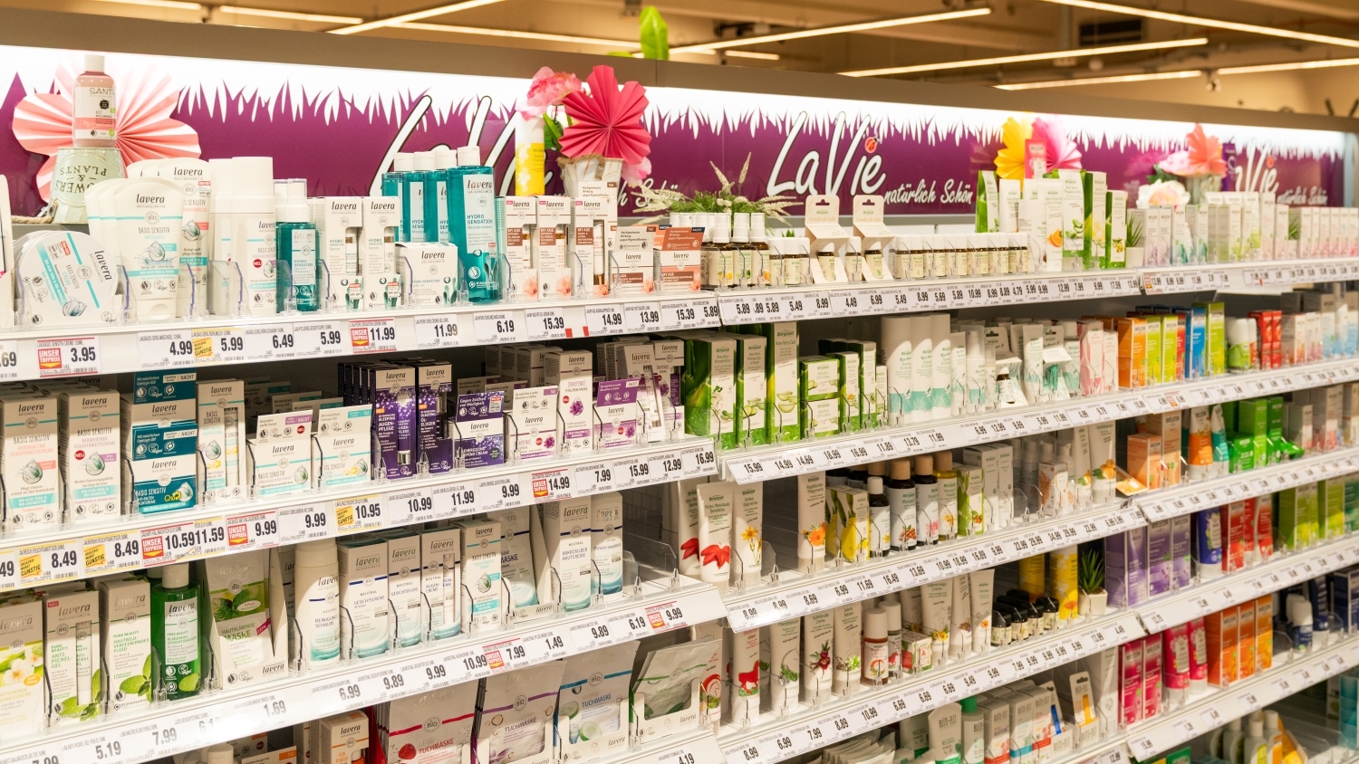 Ein Regal mit Kosmetikartikeln.