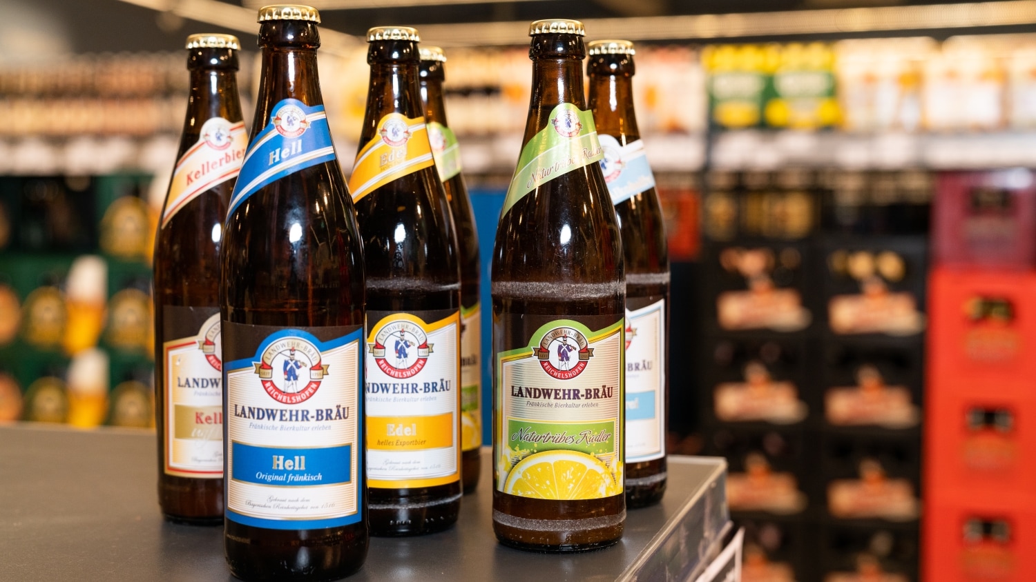 Verschiedene Biere vom Landwehr-Bräu in der Nahaufnahme.
